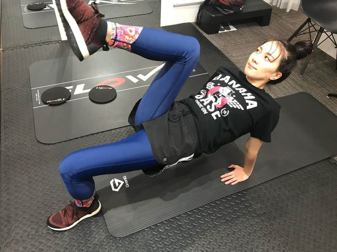 崎山一葉さんのインスタグラム写真 - (崎山一葉Instagram)「🏋️‍♀️🏋️‍♀️ ・ 今日のトレーニング🏋️‍♀️ ・ ほぼうつ伏せ。  寝る体勢の仰向けがとてもとても気持ち良いです🤗 ・ ジム内がハッピーハロウィーン🎃  #okinawa #glow #グロウ #workout 👚#ganahabase  #ガナベーT 👖#kureha」10月23日 23時45分 - kazuha_sakiyama