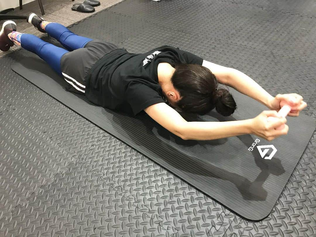 崎山一葉さんのインスタグラム写真 - (崎山一葉Instagram)「🏋️‍♀️🏋️‍♀️ ・ 今日のトレーニング🏋️‍♀️ ・ ほぼうつ伏せ。  寝る体勢の仰向けがとてもとても気持ち良いです🤗 ・ ジム内がハッピーハロウィーン🎃  #okinawa #glow #グロウ #workout 👚#ganahabase  #ガナベーT 👖#kureha」10月23日 23時45分 - kazuha_sakiyama