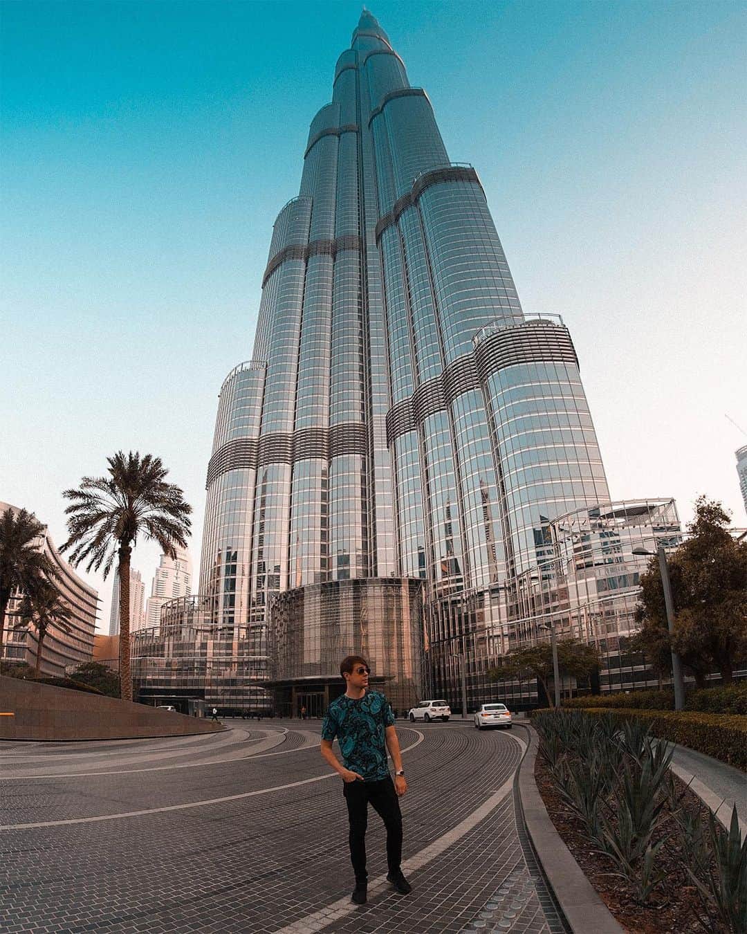 シン・コールさんのインスタグラム写真 - (シン・コールInstagram)「Touchdown Dubai! 🌇😎 Super excited to play in the world’s tallest building - Armani Prive club in Burj Khalifa!」10月23日 23時56分 - syncole