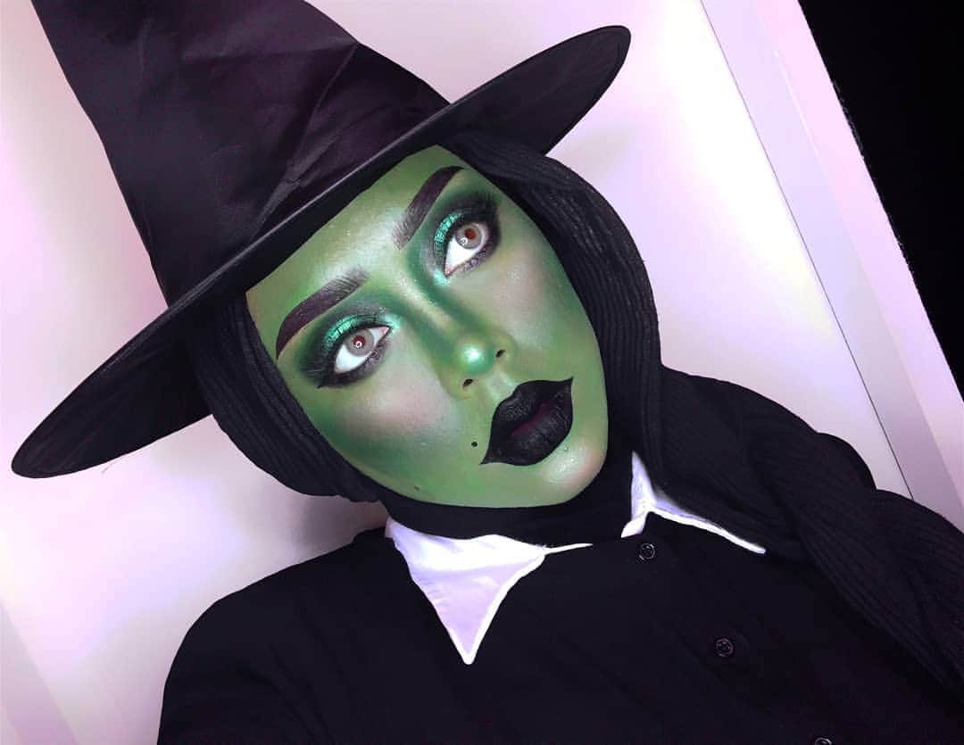 queenoflunaのインスタグラム：「For the first time I feel... Wicked! Elphaba 💚🖤 . Where's the witch emoji btw? 🔮🌙 . . Products used: ▪ Face: @nyxcosmetics_my Sfx Creme Colour (green) ▪ Eyes: @nyxcosmetics_my Prismatic shadow in Mermaid Sirene & @katvondbeauty Fetish eyeshadow ▪ Eyeliner: @nyxcosmetics_my Super Fat eye marker ▪ Brows: @katvondbeauty Super brow pomade (walnut) ▪ Mascara: @katvondbeauty Go Big or Go Home (trooper black) ▪ Lips: @nyxcosmetics_my liquid Suede in Alien ▪ Lenses: @ttd_eye Egypt brown. Use code "queenofluna" for a 10% discount! . . . #elphaba #elphabathropp #wickedwitch #thewickedwitchofthewest #wickedwitchofthewest #wizardofoz #wicked #witch #witchmakeup #halloween #halloweenmakeup #halloweenlook #halloweenmakeupideas」