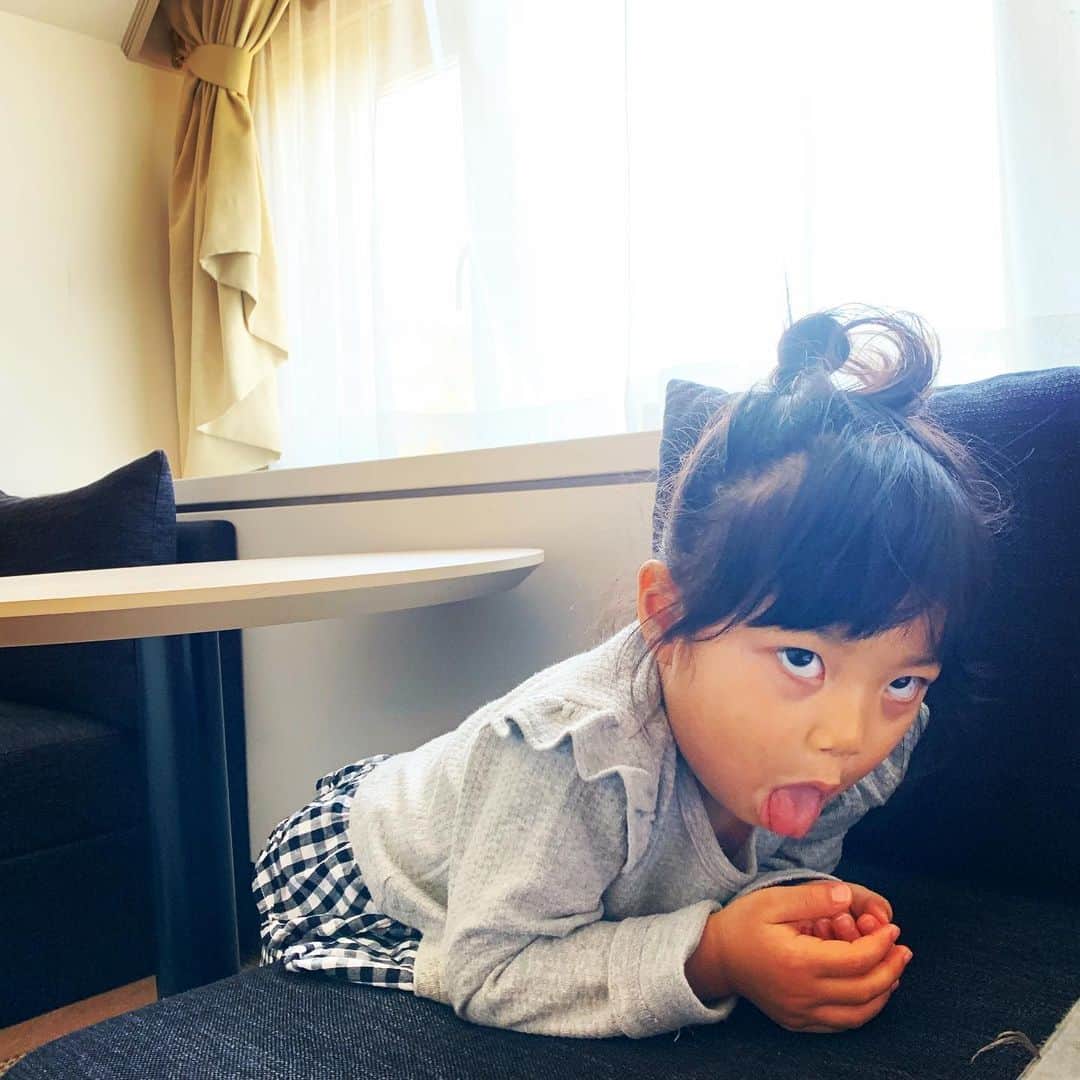 三好絵梨香さんのインスタグラム写真 - (三好絵梨香Instagram)「ママの真似と言ってする顔。 最終的にはすぐ白目をする…。 毎日する…。 何度もする…。 ふざけてる😂  #最近のブーム#2歳児#女の子#2歳も後半#2歳9カ月#女の子ママ」10月24日 0時00分 - erika.miyoshi