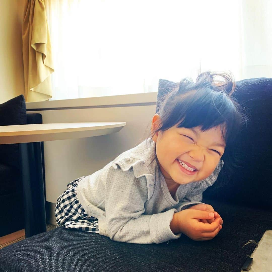 三好絵梨香さんのインスタグラム写真 - (三好絵梨香Instagram)「ママの真似と言ってする顔。 最終的にはすぐ白目をする…。 毎日する…。 何度もする…。 ふざけてる😂  #最近のブーム#2歳児#女の子#2歳も後半#2歳9カ月#女の子ママ」10月24日 0時00分 - erika.miyoshi
