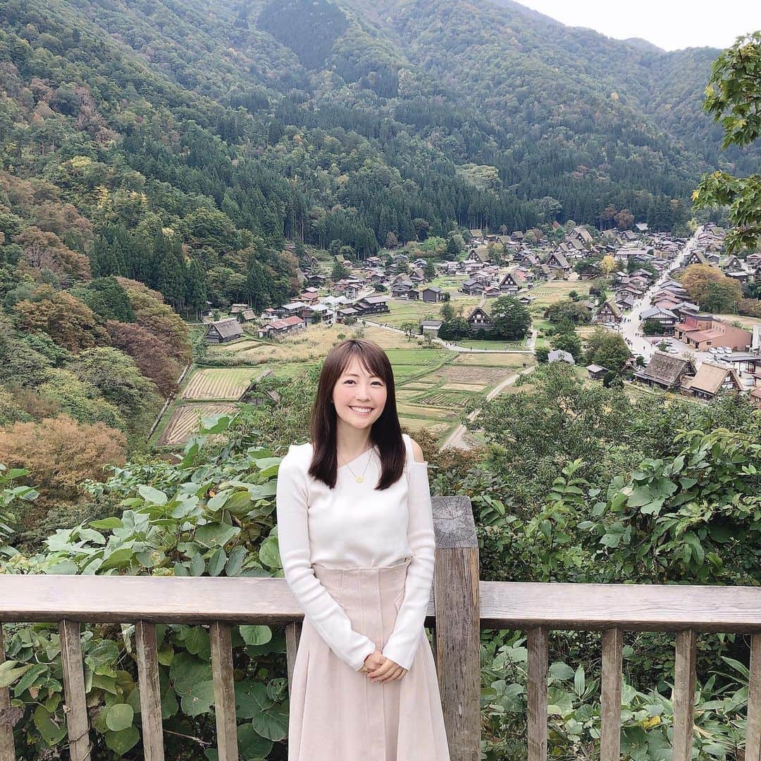うえむらちかのインスタグラム：「#白川郷 その2﻿ ﻿ #世界遺産 に登録されている﻿ 白川郷・五箇山の合掌造り集落🏘﻿ ﻿ 上から観た景色は﻿ 壮観でした✨﻿ ﻿ 神社や川もひとつひとつが﻿ パワースポットですね⛩﻿ ﻿ ﻿ #岐阜 #岐阜旅 #岐阜旅行 #旅スタグラマー﻿ #旅行 #タビジョ #旅女 #旅女子﻿ #岐阜県 #国内旅行 #ちか旅」