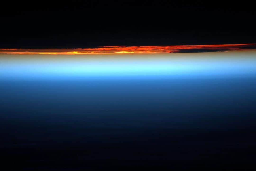 スコット・ケリーさんのインスタグラム写真 - (スコット・ケリーInstagram)「With every sunrise comes possibility. #TakeItBack #WednesdayWisdom #GoAstros #WorldSeries」10月24日 0時09分 - stationcdrkelly