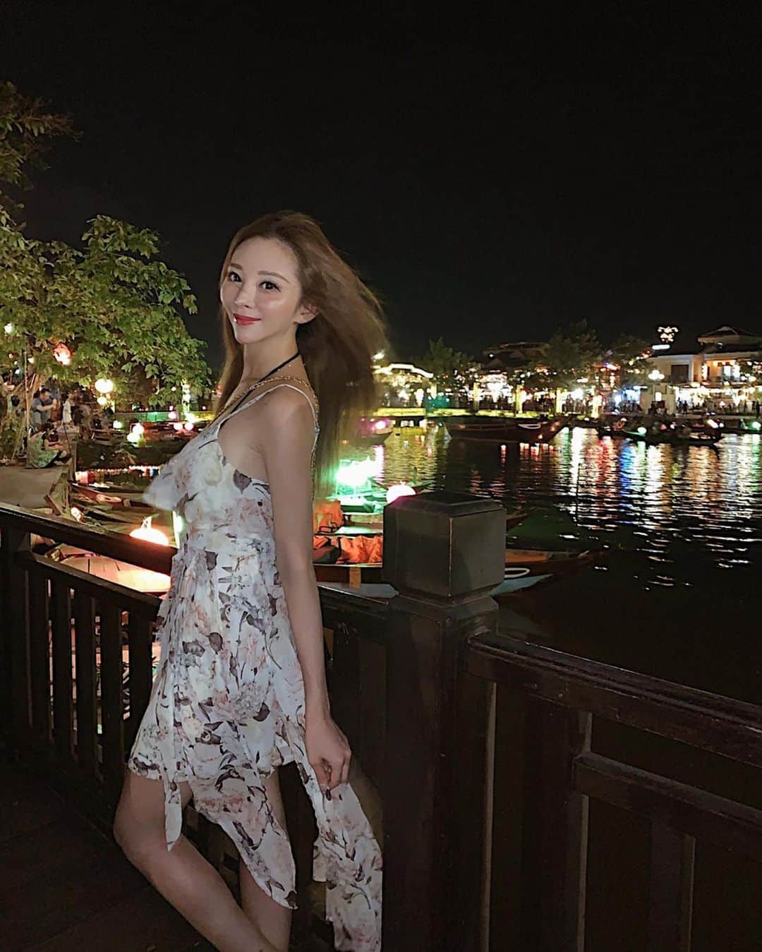のインスタグラム：「ホイアン🇻🇳﻿ ﻿ 同じベトナムでもダナンとはまた雰囲気が全然違うホイアン。﻿ ﻿ ﻿ 着いてすぐにランタンが目に入って街並みに感動...👏🏻﻿ ﻿ 千と千尋の神隠しのモデルになった［九分］ぽいお祭り感がある街💫﻿ ﻿ ﻿ 調べたらホイアンの街は世界文化遺産にもなってるみたい。﻿ ﻿ ﻿ 川にカラフルなランタンの光が映ってて見とれる景色...﻿ ﻿ ﻿ すごく綺麗で街全体も雰囲気がある💫﻿ ﻿ ﻿ 風も気持ちいいし想像以上に最高👏🏻﻿ ﻿ ﻿ ﻿ ───────────────────────── ────────────────────────── #ダナン #ダナン旅行　#海外旅行　#danang #sheratongrandpool #sheratongrandanang #sheratongramddananghotel #dananghotel #swim #sea #リゾート　#resort　#ベトナム　#🇻🇳 ﻿ #ホイアン　#hoian  #dechelles 　#海外旅行　#旅行のおすすめ #ランタン #世界文化遺産　#ベトナム旅行」