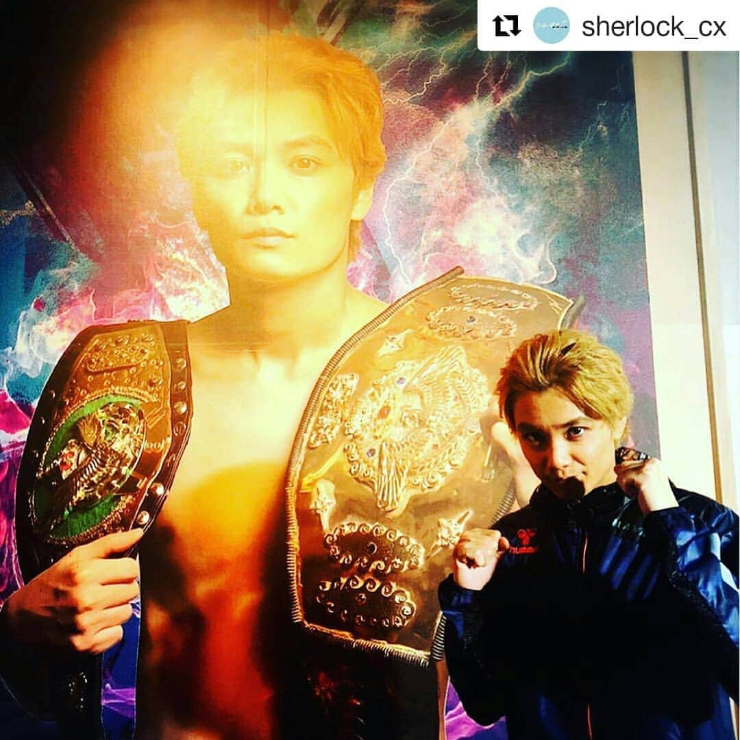 岡山放送さんのインスタグラム写真 - (岡山放送Instagram)「#Repost @sherlock_cx (@get_repost) ・・・ 🎬#シャーロック  #10月28日放送の4話 はチャンプの失踪🥊 #矢野聖人 さんが、 ２階級制覇の初防衛をかけた世界チャンピオン戦の当日試合直前に姿を消してしまう梶山という役を演じます✨ この番組の為に金髪にしてくださいました👏🥊 ご自身の大きなポスターに テンション上がっていた矢野さん‼️ 2ショット頂きました📸 #月曜よる9時 #フジテレビ #ディーンフジオカ  #岩田剛典 #佐々木蔵之介 #金子ノブアキ #ご本人とのツーショット #4話は何色 #金髪に染める #役者魂  #フジテレビ系列#FNS#8ch#OHK#岡山放送」10月24日 0時18分 - ohk_official