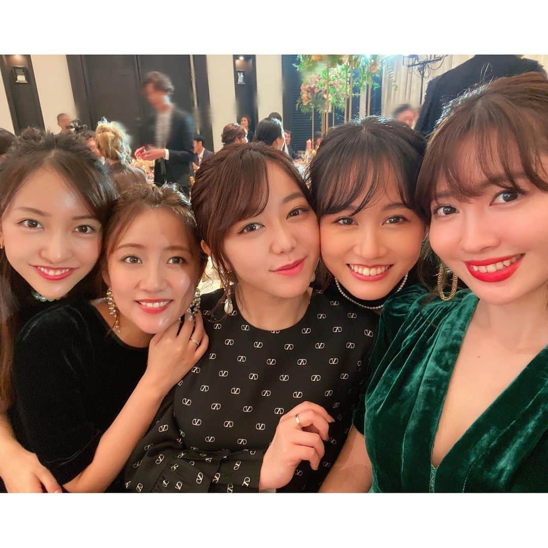 板野友美さんのインスタグラム写真 - (板野友美Instagram)「とてもとても輝いていました‪‬✨✨✨ . . .  そして、全てを包み込んでくれる 旦那さんの優しいオーラで 本当に素敵な夫婦だなぁ。と うっとり。  麻里子の幸せスマイルをみて 私も幸せのお裾分けしてもらったよ☺️ . .  これからも2人が 末永く幸せで、ありますように💕  7枚目…才加の着物姿、個人的にとても好き。」10月24日 0時18分 - tomo.i_0703