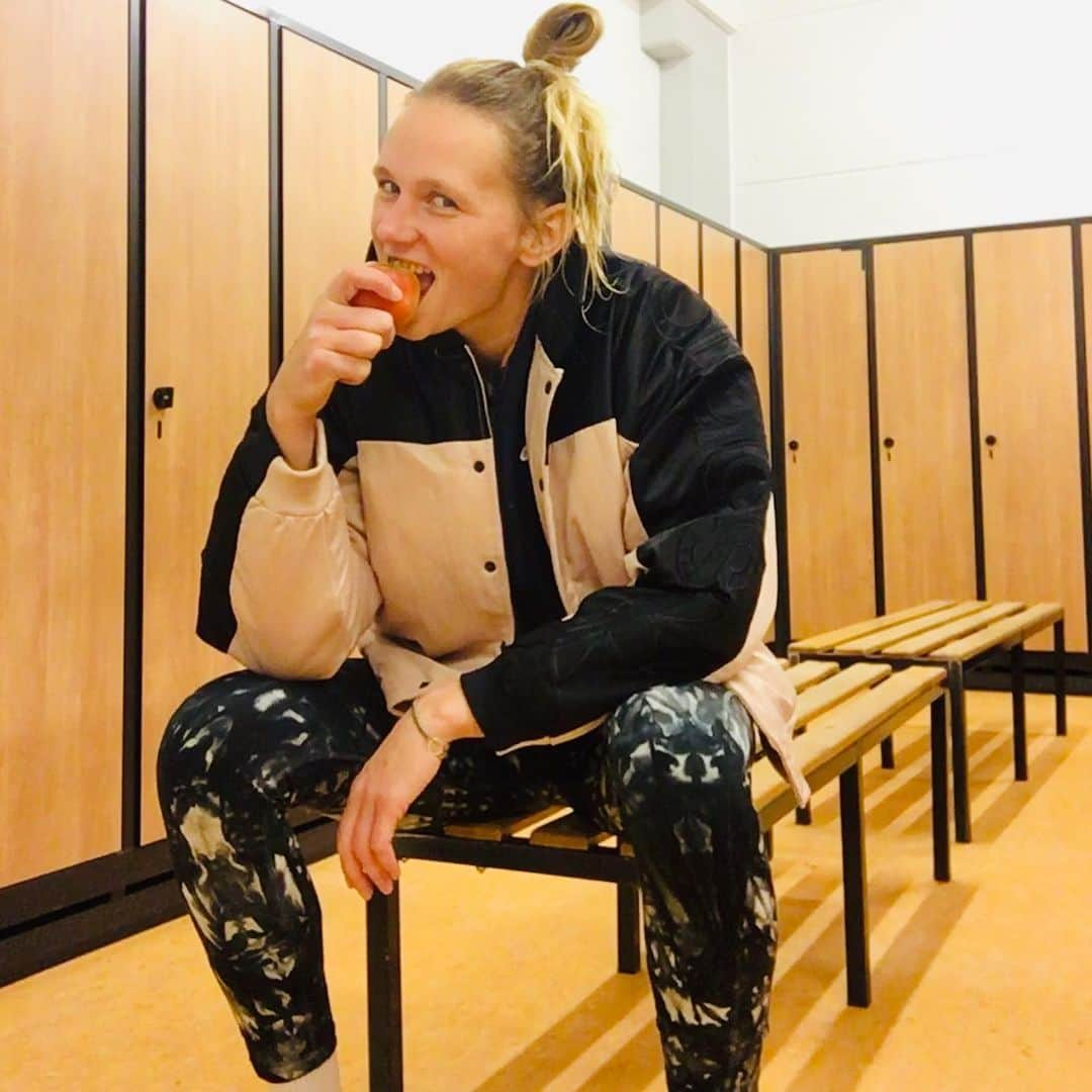 マルガレーテ・コズーフさんのインスタグラム写真 - (マルガレーテ・コズーフInstagram)「Eigentlich nicht das Beste direkt nach dem Training🧐.... aber wer mich kennt, der weiß: Ich liebe Äpfel 🍎 😍. Der Versuchung ist es doch schwer zu widerstehen. Grüße aus Hamburg ☺️ #apple #love #hamburg #beachgirl #afterpractice #wednesdaymood」10月24日 0時19分 - maggiekozuchofficial_