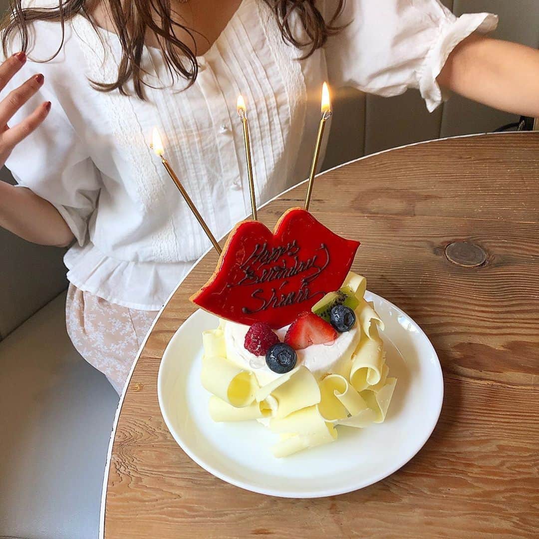 Meryさんのインスタグラム写真 Meryinstagram 友達の誕生日サプライズに Madison New York Kitchen マディソン ニューヨーク キッチン のバースデーケーキをプレゼントしてはいかがですか ホールケーキは2名分 00 用意してもらえるんだそう 女の子
