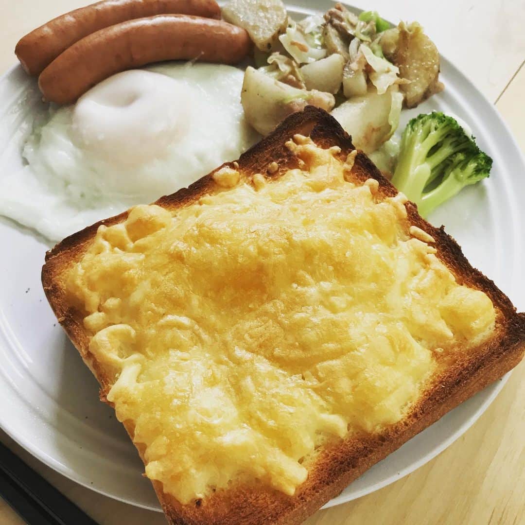 原口あきまささんのインスタグラム写真 - (原口あきまさInstagram)「お歯。✌️ 今朝は食パンにチーズのっけてもらった(^^) #お歯よう #朝食プレート #食パンにチーズ #焼いて食べる #香りだけでヨダレ出まくり #一日一笑 #楽しんでいきましょうね」9月30日 8時10分 - akimasa_haraguchi
