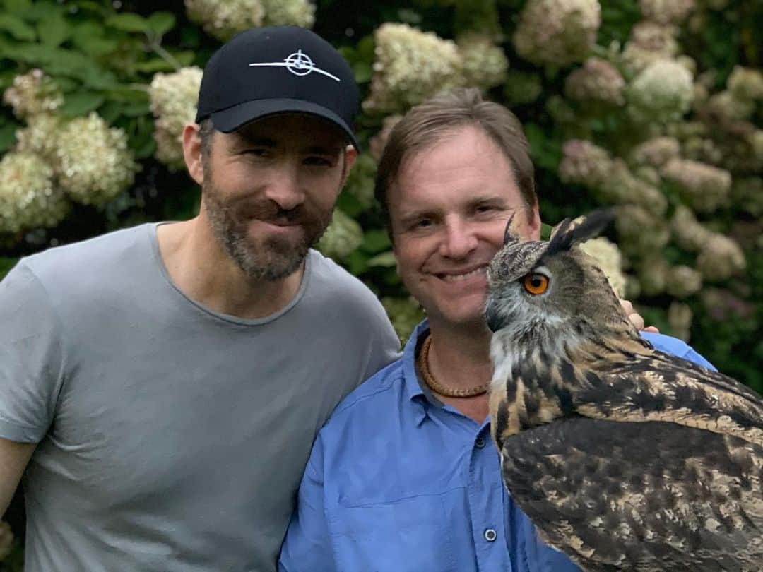 ライアン・レイノルズさんのインスタグラム写真 - (ライアン・レイノルズInstagram)「Visiting with Chris and his  @animal_embassy rescue sanctuary continues to be an incredible experience. We saw tree frogs, a baby python, chinchillas, an eagle owl and he even brought out a real live John Krasinski, who I got to feed from my hand. @johnkrasinski」9月30日 8時12分 - vancityreynolds