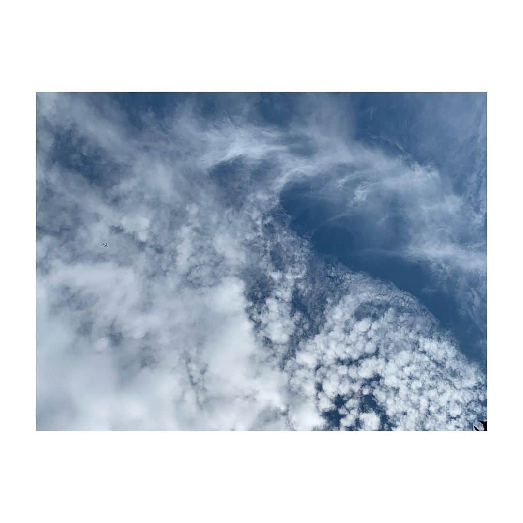 久保井朝美さんのインスタグラム写真 - (久保井朝美Instagram)「☁️ 昨日は雲が面白かった🤗 ． いつも以上に何度も 空を見上げました💗 #空が好きな人と繋がりたい ． #気象予報士#久保井朝美#秋空#空好き女子 #秋の雲#巻雲#巻積雲#高積雲」9月30日 8時16分 - asami_k920