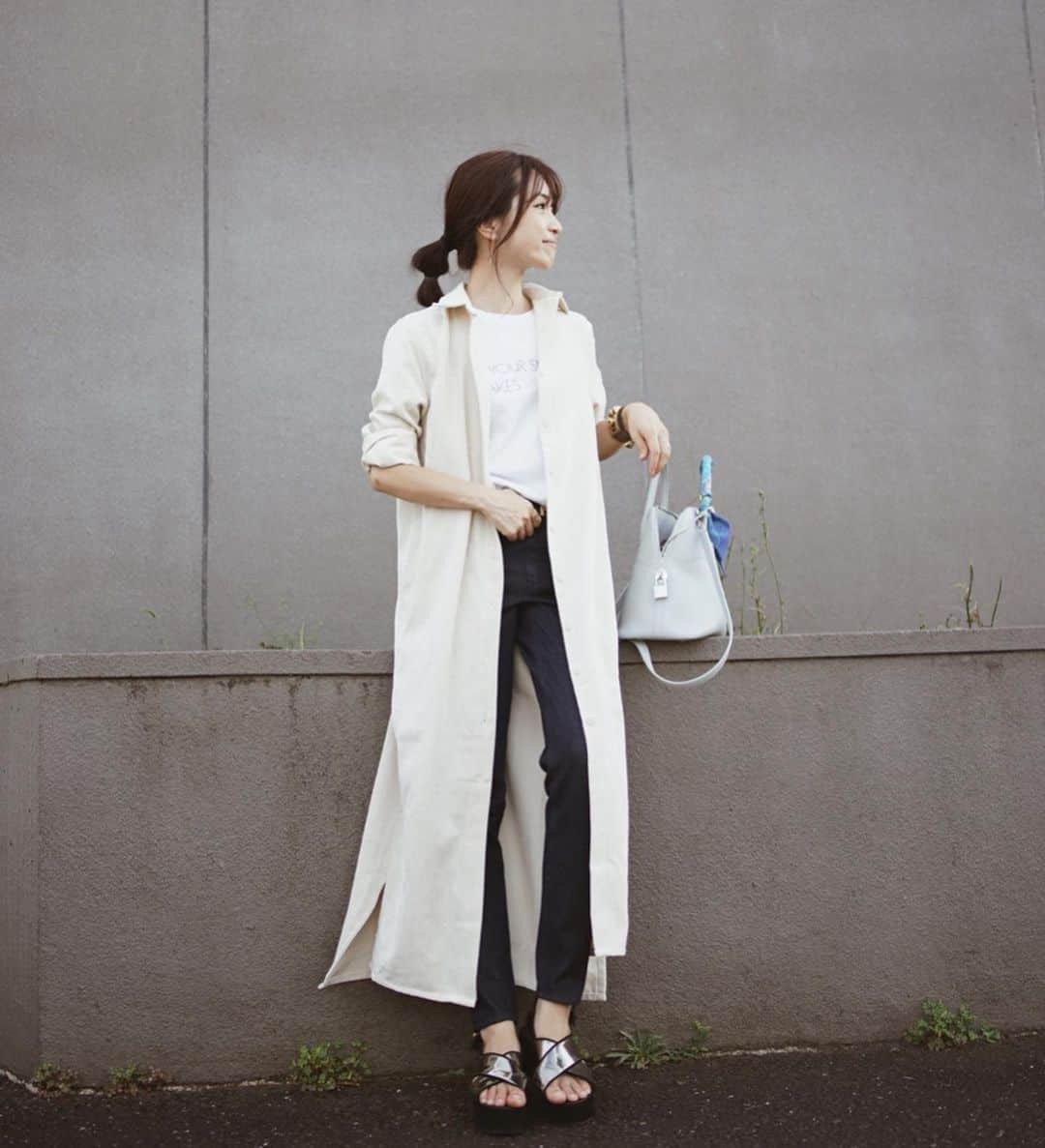 喜田彩子さんのインスタグラム写真 - (喜田彩子Instagram)「﻿ ﻿ COORDINATE...﻿ ﻿ 届いたばかりのyanukのデニムに#コーデュロイロングシャツワンピース﻿ ﻿ 羽織でもワンピースにでも使えて、シワにもなりにくいから旅行にも◎﻿ greigeも可愛かったよ♡♡﻿ ﻿ ﻿ 9月が終わるね🍁🍠🌾﻿ 月末は仕事が大忙し🤫﻿ ﻿ ﻿ @urs_official ﻿ #urs_styling #urs_official #ユアーズ﻿ #fashion #outfit #ottd #coordinate #simple #패션#casuals #ファッションコーデ #コーディネート #コーデ #ママ #ママコーデ #엄마#156センチコーデ #sサイズコーデ #お出かけコーデ #シンプルコーデ #秋コーデ #コーデュロイ﻿ #instafashion#instagood#instalike﻿ #今日の服#今日のコーデ﻿ #sony#sonya7ⅱ」9月30日 8時31分 - ayacokida