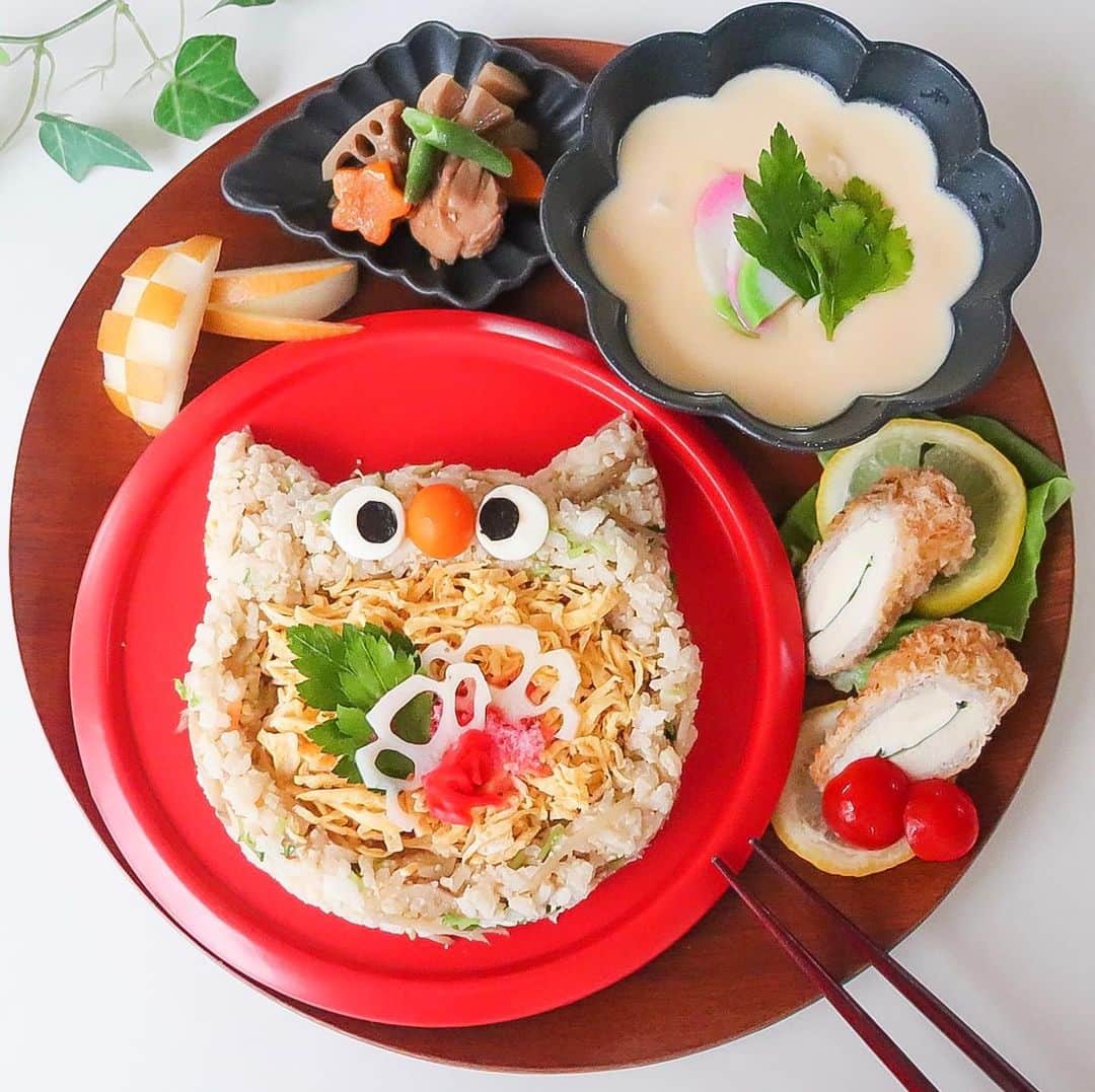 のインスタグラム：「＊ . ネコちゃんちらし寿司𓃠 愛用のごはんの型抜きで作りました 高野豆腐のトンカツ風はプチダイエット中の娘っちの為に作りました . . . （ダイエットのハナシ） 昨日新しい体重計が届きました 計ったらすぐiPhoneに飛んでアプリで記録してくれるモノ . . 体年齢 わたしは実年齢より４歳若くて喜んでたら みやぞん………💧 実年齢より１４歳もオーバー . . これはわたしの責任でしょうか いや、ちょっとは責任感じてます😅 . . が！ みやぞんはホントに大きな大きな小学生なので お菓子を食べてる姿は美味しそうに幸せそうに食べて 我慢させるのが可愛そう🍭 . . 先日わたしの姉がスーパーのアイスクリーム売り場でみやぞんを発見して 爆笑してましたよ😁💦 . . 「まるで小学生やん！」とね . . それだけ目をキラキラに輝かせてアイスクリームを選んでたんでしょう🤩 . . 元バスケの国体選手だったみやぞん🏀 なのに筋トレが嫌だと言うので ライザップにでも送り出すしか無い🤫 . . #秘密の計画 #わたしは鬼嫁」