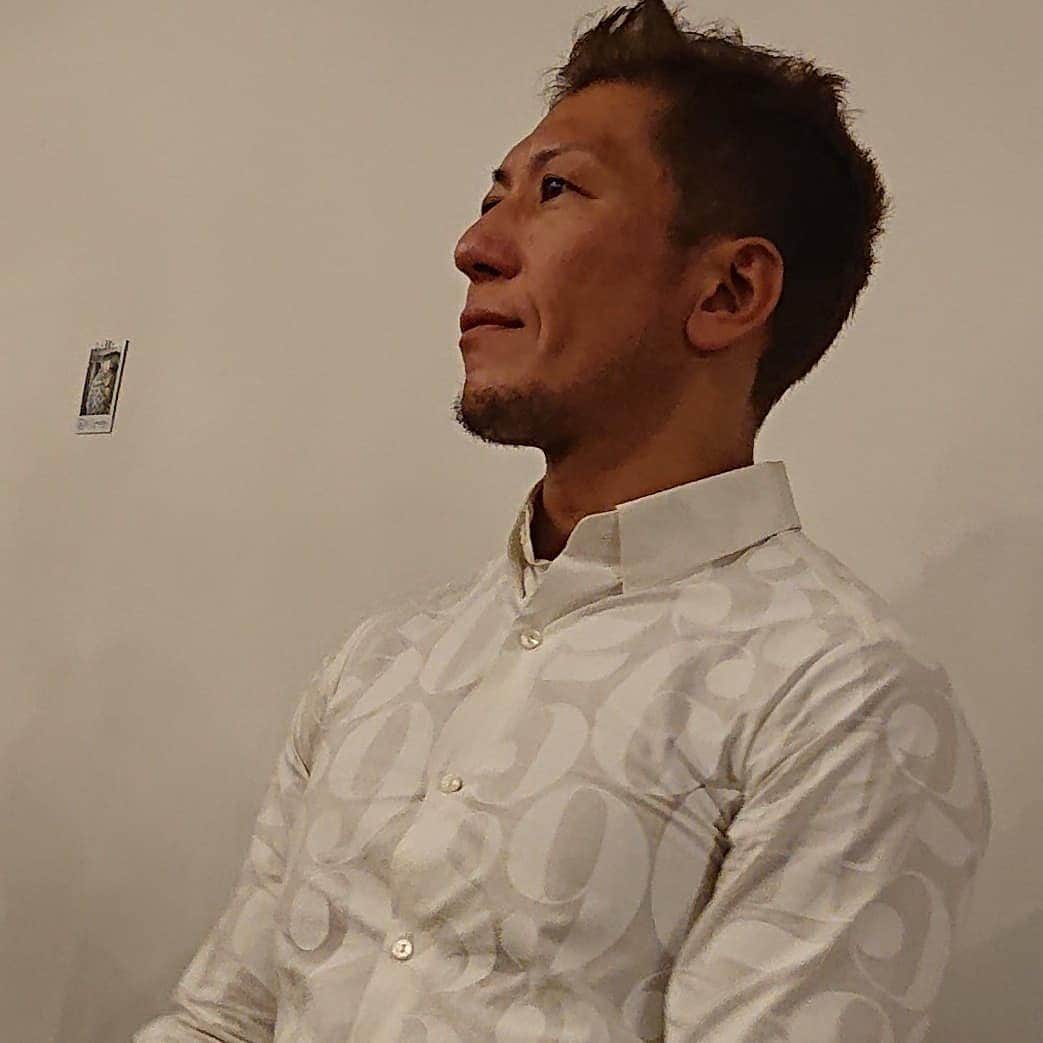 黒田悠斗さんのインスタグラム写真 - (黒田悠斗Instagram)「シマ × クロ × サメ。シラフで人前歌唱はきっつい…」9月30日 8時39分 - yuto_kuroda