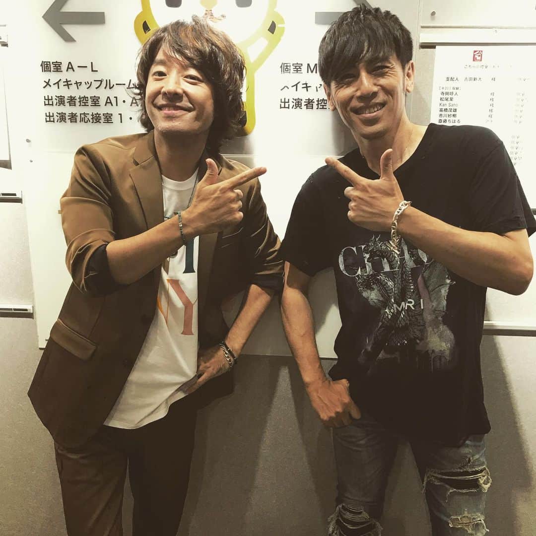 寺岡呼人のインスタグラム：「関ジャム出演決定しました！﻿ ﻿ 和田君とも久しぶりだったけど、流石でした。﻿ お楽しみに！﻿ ﻿ ﻿ 2019年10月6日（日）よる11:10～﻿ テーマは﻿ なぜグッと来る？弾き語りのスゴさを特集！﻿ ﻿ ギターやピアノなど、楽器１つと歌のみで聴く人の心を震わせる「弾き語り」。﻿ 実はライブでは多くのアーティストが弾き語りアレンジを披露していて、オリジナルとは違った表現力で観客を魅了している！ライブでしか聴けないレアな弾き語り映像の数々に、スタジオは大興奮！﻿ 今回は、番組おなじみの音楽プロデューサー寺岡呼人、TRICERATOPSの和田唱、ピアノ弾き語りソロアーティストの日食なつこを迎え、アーティストの表現力が試される弾き語りならではの魅力や、そのテクニックを実演解説！さらに、近年の若手アーティストによる「あるモノを使った」新しい弾き語りにも注目！弾き語りのイメージがガラッと変わる「進化した弾き語り」とは！？スタジオでその実態が明らかに！﻿ ﻿ ジャムセッションでは…﻿ ゲストの和田がギターボーカルを務めるTRICERATOPSの名曲「FEVER」を、和田&安田がアコースティックギターで弾き語り！ 原曲はロックの「FEVER」が、２人の「ギターと声のみ」でどのように生まれ変わるのか？２人の表現力にも大注目！ ﻿ ﻿ アーティストゲスト：﻿ 寺岡呼人、和田唱（TRICERATOPS）、日食なつこ﻿ ﻿ #関ジャム﻿ #和田唱﻿ #日食なつこ﻿ #寺岡呼人﻿ ﻿」
