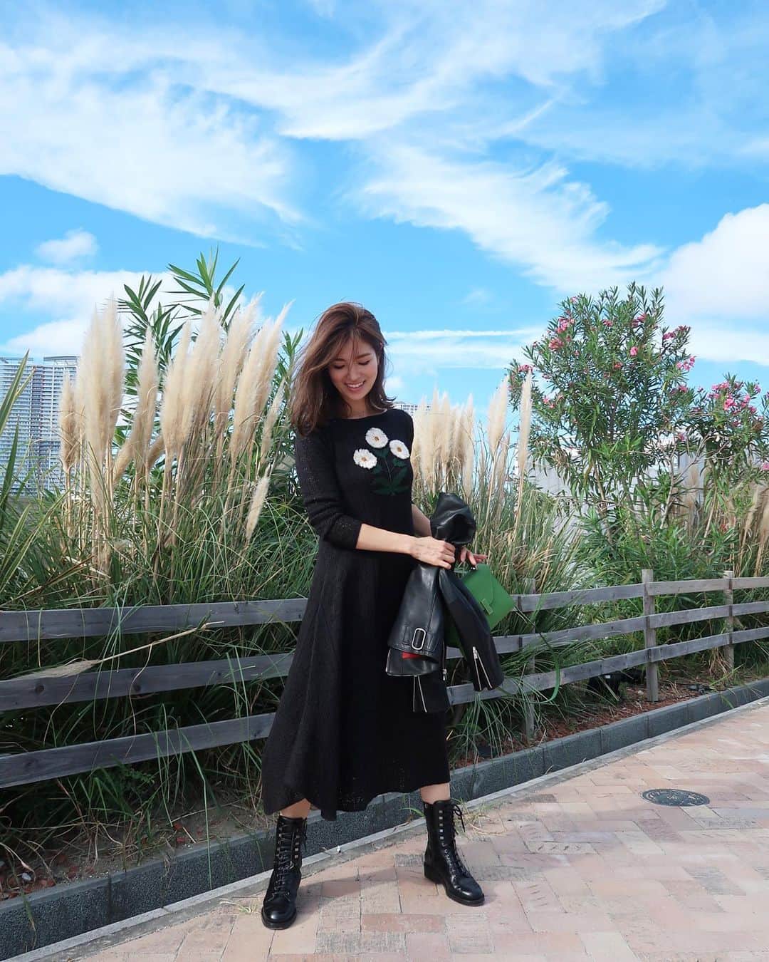 のインスタグラム：「・ 秋らしくなったとはいえまだ暑かった😂🍂 早く着たいなぁー🌼 ワンピースは10/3まで先行予約受付中です✨数量限定で、すでに埋まってきておりますので気になる方はお早めに💕 お届けは10月下旬頃予定なので、ちょうど良い頃だと思います🍂🍂 ・ @seventenbymihokawahito」