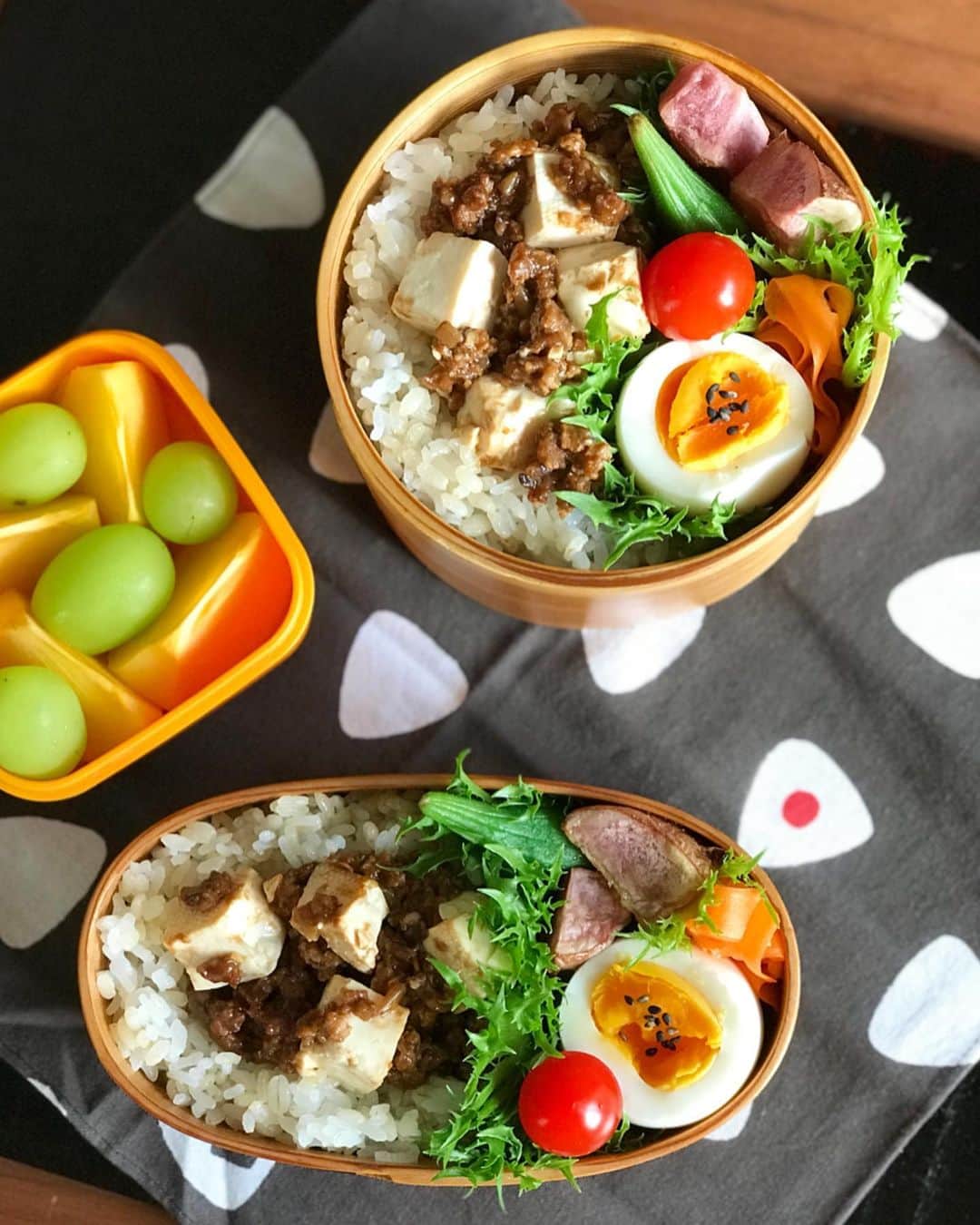 kokochiyoiさんのインスタグラム写真 - (kokochiyoiInstagram)「2019/09/30 月曜日の#お弁当。 #麻婆豆腐丼♡ 葛粉でしっかりとろみをつけて、 お弁当箱からこぼれないように。 他は、ゆで卵、オクラ、プチトマト、 #ノーザンルビー のグリル、 #キャロットラペ、 息子のデザートは、 柿とシャインマスカット。 ✳︎ ✳︎ ✳︎ 9月も最終日。 明日からとうとう10月。 今年もあと3カ月!!」9月30日 9時17分 - kokochiyoi
