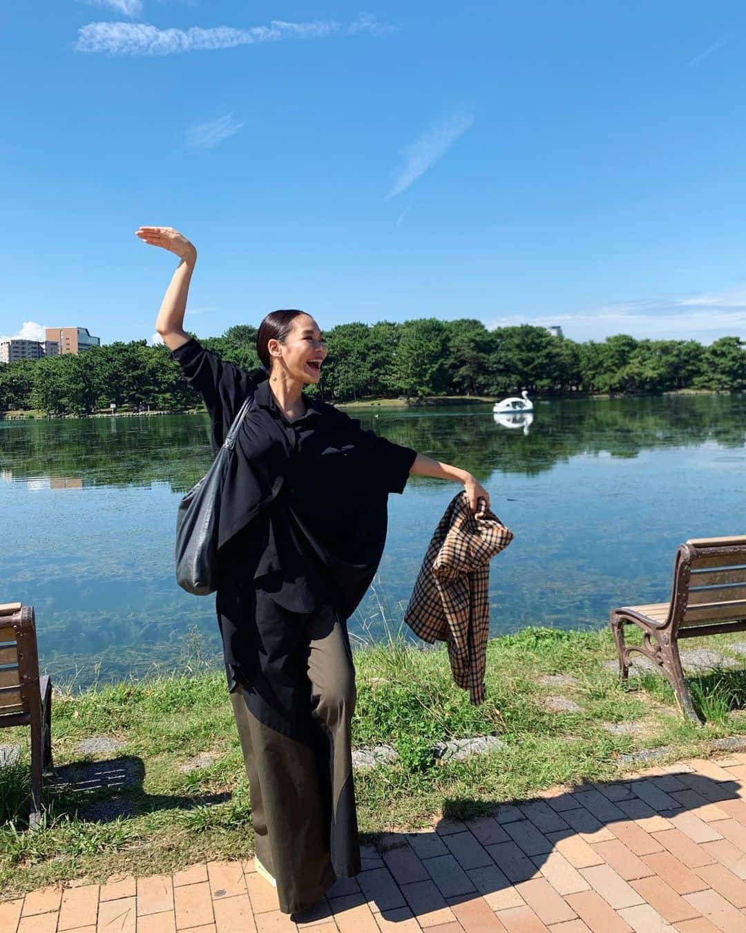 池田莉子さんのインスタグラム写真 - (池田莉子Instagram)「早起きして朝は博多観光●●●﻿ 春にリニューアルしたばかりの福岡市美術館へ﻿ 大きなダリの絵を見て心臓も身体全体もざわざわ。。🦚﻿ ﻿ 彫刻家の戸谷成雄さんの作品もありました！！﻿ 20本程の彫刻された木が真っ白の空間の中にあって﻿ そこには不思議な森が存在していました。﻿ 全て写真禁止なので載せられないのが残念ですが、﻿ 福岡に行く方は是非、行って見て下さい😌﻿ ﻿ 出発前は、しっかり大地のうどんを食べましたー！﻿ ﻿ #hakata #fukuojaartmuseum #udon ﻿ #博多 #大濠公園 #福岡市美術館 #大地のうどん﻿ #ダリ #草間彌生 #戸谷成雄」9月30日 0時26分 - ricoikeda