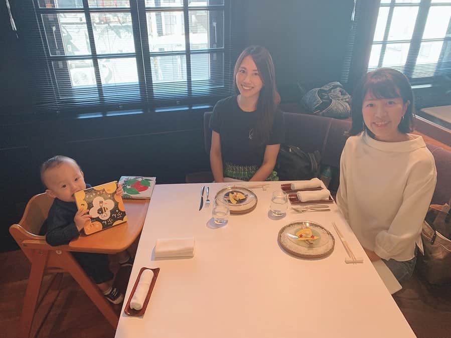 小椿希美のインスタグラム：「・ 松本山雅の試合の前は、 1歳になった王子さまと 美し過ぎるママさやかちゃんと 少し贅沢なランチを 頂いてきました☺️✨ ・  松本ホテル花月の 『i ;caza』さん。 信州がたっぷり詰まった フレンチのコースを いただけます。 お店の雰囲気もとてもステキで 松本城など松本の風景を 描いたタイルの壁や 家具も松本民芸家具を使っていたりと、大好きな信州を たっぷりと感じられる場所でした。 松本に観光に来る方に、 宿泊もランチだけでも すごくおススメしたい場所だなぁと 思いました✨ ・ 王子も1人でお座り出来るように なったので ママと私のリフレッシュ時間 いい子にして（ちょっと暴れる時間もあったけど☺️） 付き合ってくれました♡ カメラ目線も出来るようになって😳 拍手とバイバイを覚えていて 「パチパチ」と言うと拍手を 「バイバイ」と言うと手を 振ってくれるように なっていました✨ 可愛い…可愛すぎる…。 今日もたくさん遊んでもらって ミルクと寝かしつけも代行して いろんな予行練習だけは、 着々とばっちりです。笑 ・ 明日で9月もラスト。 パワーをしっかり充電したので また10月も名古屋でお仕事を がんばります✨ ・ #信州#松本#松本ランチ #松本フレンチ#松本ホテル花月 #赤ちゃんと行けるフレンチ #イカザ#松本民芸家具 #イノベーションホテル #松本観光#信州大好きアナウンサー」