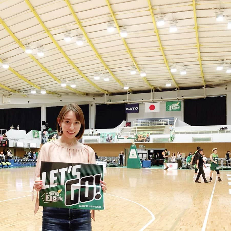 今井麻椰さんのインスタグラム写真 - (今井麻椰Instagram)「B2の試合に☺️✌️ 初めてのエクセレンスホーム！ ブースターもスタッフの方々も、アットホームな雰囲気でとても良かったぁ💚 . 今シーズンの目標は、B1は言うまでもなく、B2、B3の試合にも足を運ぶこと☺️🦶 . 実際に会場に行くと感じることは色々ある🤔 . Bリーグ全体がもっともっと盛り上がる4年目になりますように🥰 . #Bリーグ #bleague #Bリーグ観戦 #B2 #東京エクセレンス #tokyoexcellence #ライジングゼファーフクオカ #バスケットボール #basketball #バスケットLIVE #バスケ女子 #Bリーグを盛り上げたい #🏀」9月30日 0時29分 - maya_imai_124