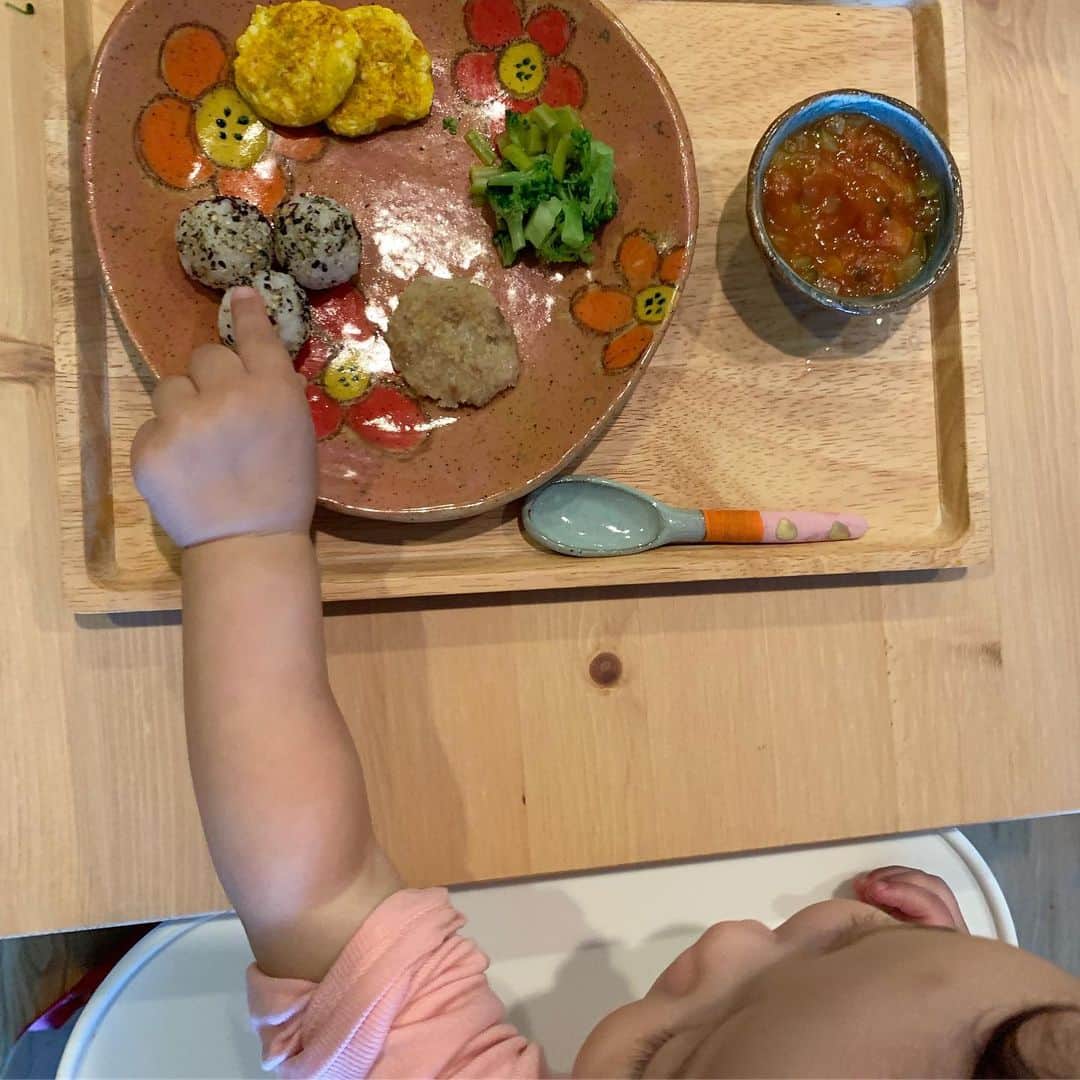 大塚良子さんのインスタグラム写真 - (大塚良子Instagram)「. 1 year old birthday gift from Shino Takeda💕﻿ 陶芸家の @shinotakeda さんが手づかみする様になった娘へとプレゼントしてくれたお皿とスプーン。 HAVE A NICE DAYの文字がお皿を囲み裏には一歳の文字も入ってずーっと記念になるもの。最近の娘は自分でスプーンを持ちたがり食べる量も増えて日々成長中です。 @kojiro710 との絡みが面白くて、まぁ毛が抜けるシーズンとか掃除大変だけど犬との子育ていいなあと思う。 #離乳食ハイライトにまとめてます  #ceramics #ceramicartist #shinotakeda  #nyc #baby #babygirl #海外生活 #海外育児 #ニューヨーク」9月30日 0時32分 - ryokokonami