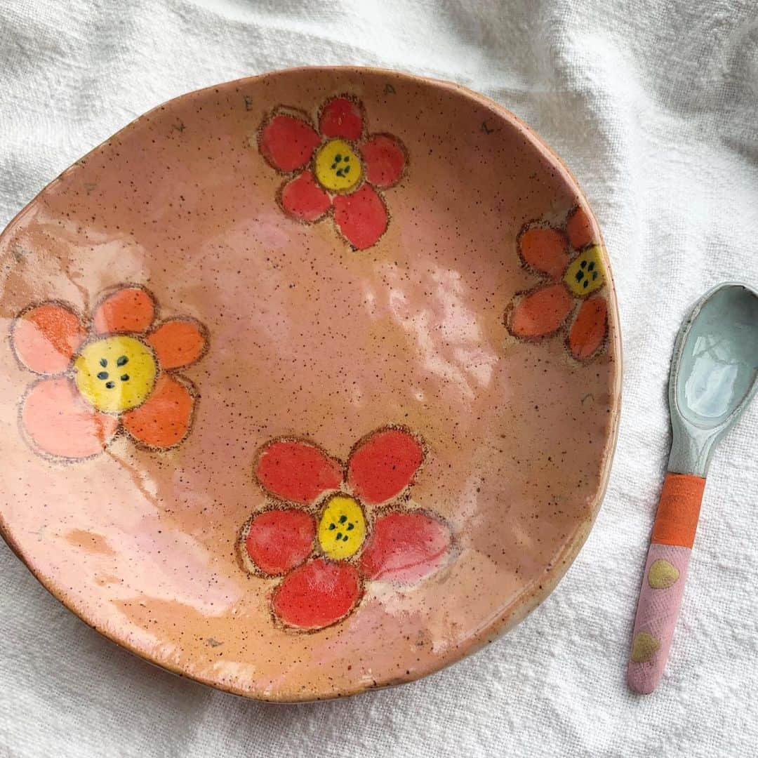 大塚良子さんのインスタグラム写真 - (大塚良子Instagram)「. 1 year old birthday gift from Shino Takeda💕﻿ 陶芸家の @shinotakeda さんが手づかみする様になった娘へとプレゼントしてくれたお皿とスプーン。 HAVE A NICE DAYの文字がお皿を囲み裏には一歳の文字も入ってずーっと記念になるもの。最近の娘は自分でスプーンを持ちたがり食べる量も増えて日々成長中です。 @kojiro710 との絡みが面白くて、まぁ毛が抜けるシーズンとか掃除大変だけど犬との子育ていいなあと思う。 #離乳食ハイライトにまとめてます  #ceramics #ceramicartist #shinotakeda  #nyc #baby #babygirl #海外生活 #海外育児 #ニューヨーク」9月30日 0時32分 - ryokokonami