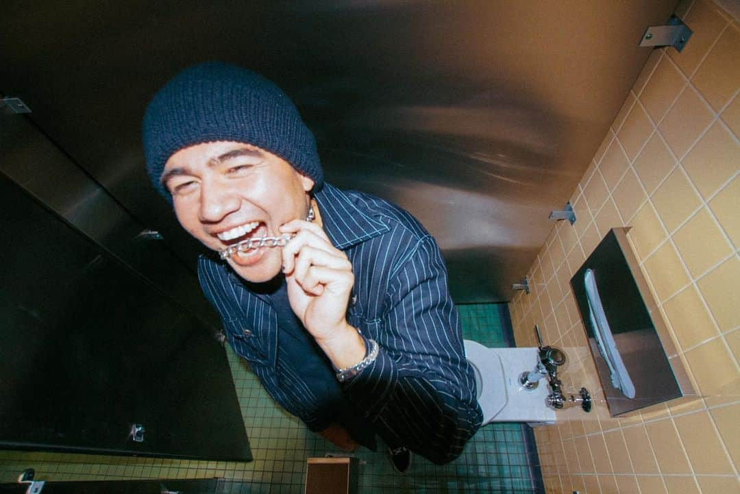 カルム・フッドのインスタグラム：「Sometimes to get to the good photos you gotta go through the bad ones... @andydeluca 📸 and I laughed for a solid 20 minutes at the second photo lol. I also don’t know why we chose to take photos in a bathroom stall. It was a strange day.」