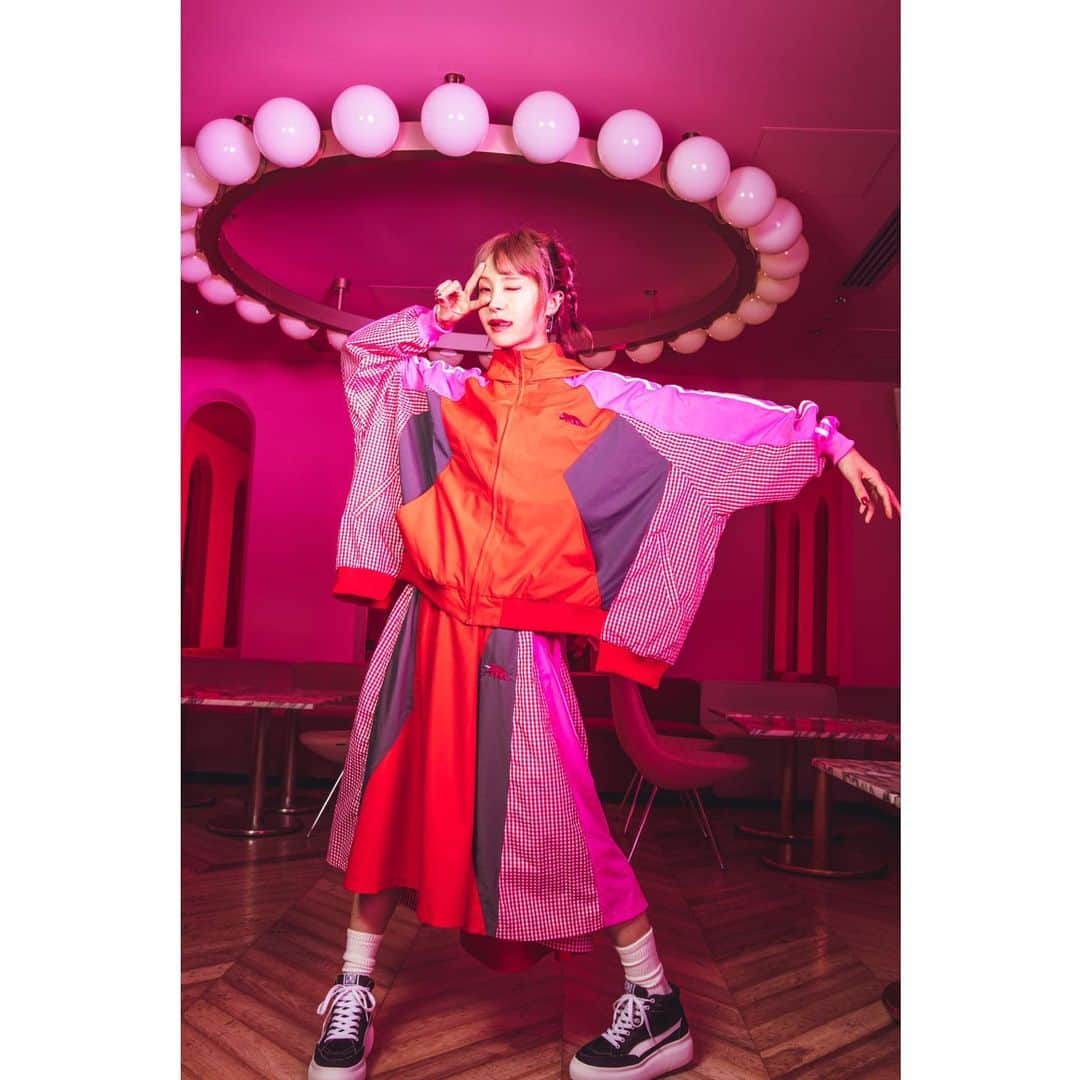 LiSAさんのインスタグラム写真 - (LiSAInstagram)「オールいろんなピンク系☻♡しゃかしゃかで動きやすいのに軽くてあったかい☻最強か🐰  https://store.candystripper.jp/Page/LP/MAGAZINE/201910/feature1.aspx?plan=201910gazine1  #Repost @candystripper_official with @get_repost ・・・ .﻿ ﻿STYLE 1﻿ 技ありスポーティコーデの鍵は女の子要素♡﻿ ﻿ ・BRAVE DINOSAUR BLOUSON﻿ color : RED / BLACK / KHAKI﻿ ﻿ ・BRAVE DINOSAUR SKIRT﻿ color : RED / BLACK / KHAKI﻿ ﻿ ・SUPERB CANDY MIDDLE CUT SNEAKERS﻿ color : PINK / GREEN(EC限定) / BLACK﻿ size : S(23) / M(24) / L(25)﻿ ﻿ #candystripper #2019winter #iamthatiam #candystore #candystripper_magazine #LiSA」9月30日 0時40分 - xlisa_olivex