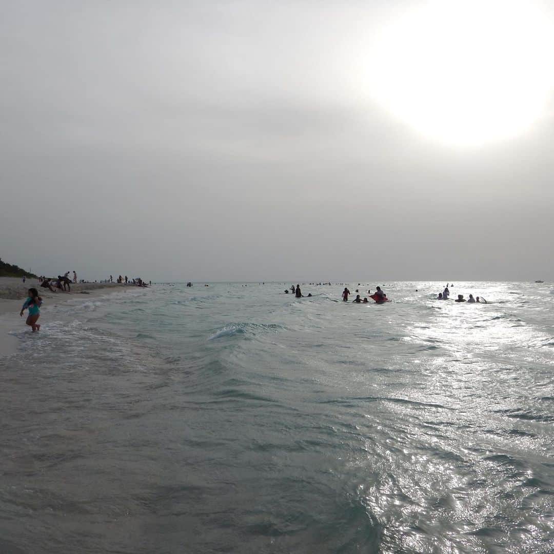 池田香織さんのインスタグラム写真 - (池田香織Instagram)「久々に旅の写真を📷✨ キューバのバラデロの海はまるでプールのように透明で穏やか。 飲み物を持って海に入って輪になって寛いでる人が多くて、日本ではあんまり見ない光景で良かったなー。 #cuba #varadero」9月30日 0時46分 - qaori