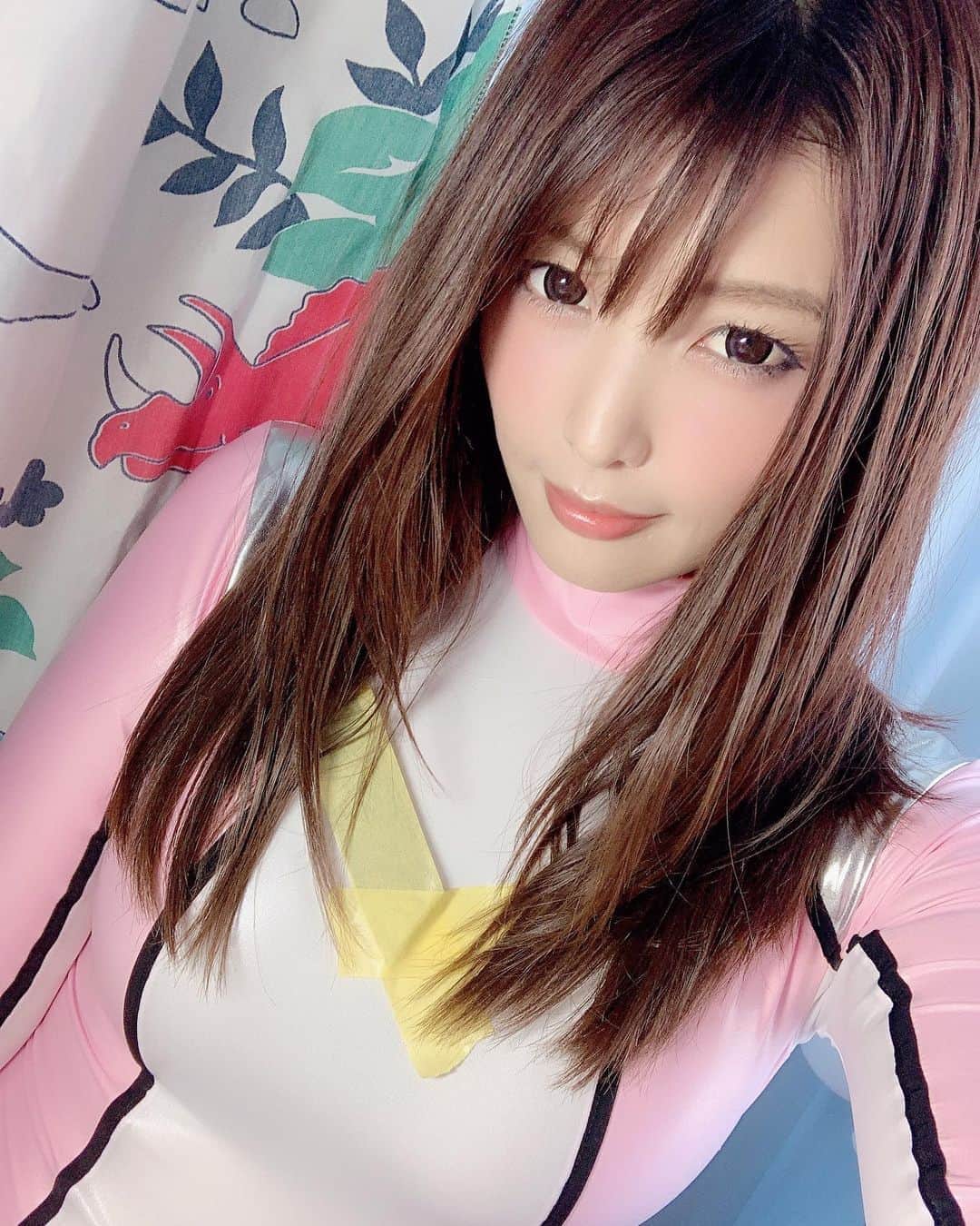 新村あかりのインスタグラム：「GIGAさんにて、、マーシャルピンク衣装合わせのとき❤︎ #GIGA #特撮 #AV女優 #新村あかり」