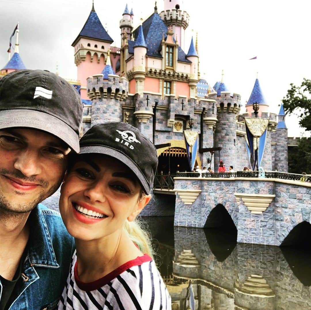 アシュトン・カッチャーのインスタグラム：「Magical weekend @disneyland An imagination tinderbox. That Walt guy had a vision.」