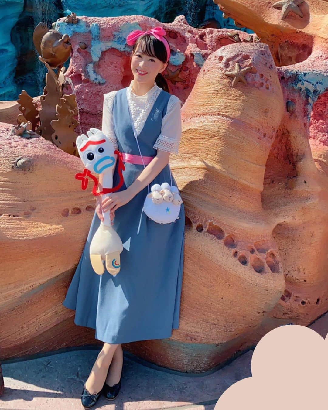 藤本真未さんのインスタグラム写真 - (藤本真未Instagram)「* Tokyo Disney Sea🌏 * 今回はトイストーリー4より、ボーピープコーデ👱‍♀️🎀 ※ピンクのベルトはお友達が買ってきてくれた100均のリボンで、私が作りました😂 * 今回のスケジュール⬇️ ✔︎ソアリンファンタスティックフライトA-3(S) ✔︎スペシャルまん🍴 ✔︎フォトスポットで写真📷 ✔︎ダッフィーグリーティング🧸📷 ✔︎ソアリンファンタスティックフライトC-1(FP) ✔︎ファンタスティック・フライト・ドリンク🥤&ピザ🍕 ✔︎ピノキオフォト ✔︎フォトスポットで写真📷 ✔︎シェリーメイグリーティング🧸📷 ✔︎うきわまん🍴 ✔︎インディージョーンズアドベンチャー(FP) ✔︎ドナルドグリーティング🐥📷 ✔︎ソング・オブ・ミラージュB-3-18.19(㊗️当選) ✔︎ミニーグリーティング🐭📷 ✔︎ニモ&フレンズ・シーライダー(FP) ✔︎ミゲルズ・ エルドラド・キャンティーナディナー🍴 ✔︎マジックランプシアター(FP) ✔︎フォトスポットで写真📷 ✔︎ショッピング 【(S)スタンバイ(FP)ファストパス】 * 1秒も無駄のないスケジュールでした😚 * #Disney #ディズニー #バウンドコーデ #TokyoDisneySea #東京ディズニーシー #DisneySea #ディズニーシー #トイストーリー4 #ディズニーバウンド #バウンドコーデ #トイストーリーバウンド #ボーピープバウンド  #トイストーリーコーデ #ボーピープコーデ #ボーピープ #トイストーリー #ハロウィン」9月30日 1時16分 - manamifujimoto108