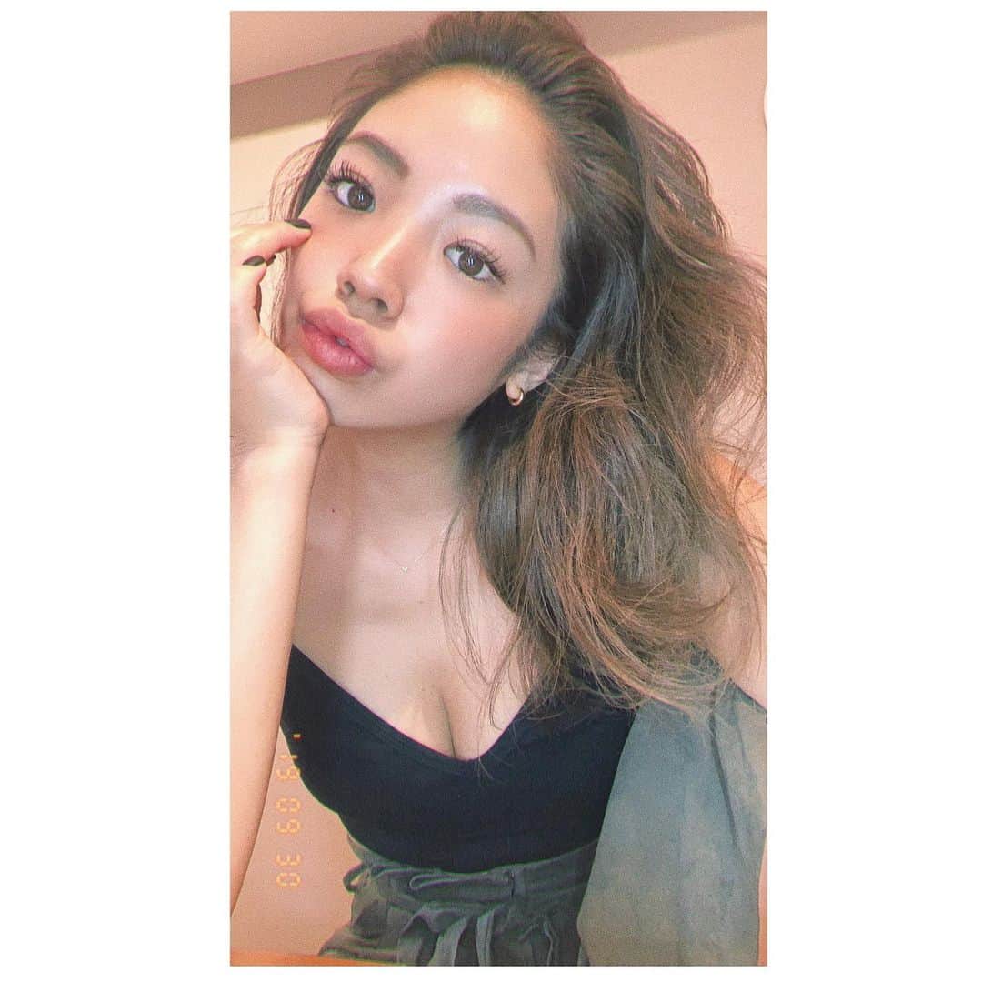 Linaのインスタグラム：「この間 @salon__ef__official でまつ毛綺麗に🖤 . いつものディープ&シングルmix 11.13.12㎜/ccカールだよ♡ . . ネイルは @tru_harajuku で黒マット🖤. いつもお店着いてから決めるからギリギリまで悩むけどかわゆい🥺🖤. スライドしてみね☞🤭♡ . #ef #salonef #マツエク #trunail #harajuku #nail #black」