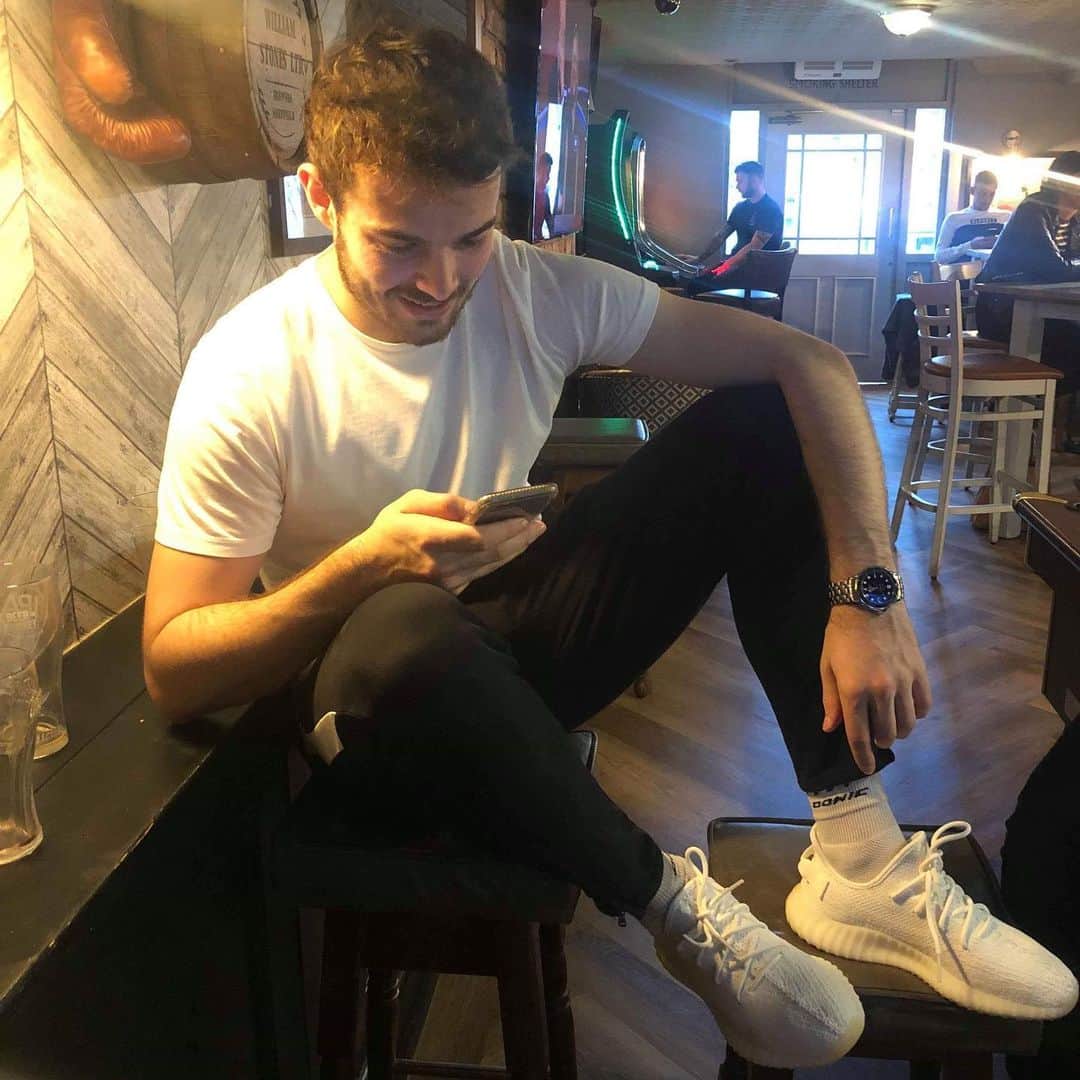 サム・ウォーカーのインスタグラム：「Just googling how long these trainers will stay white 🤷🏻‍♂️」