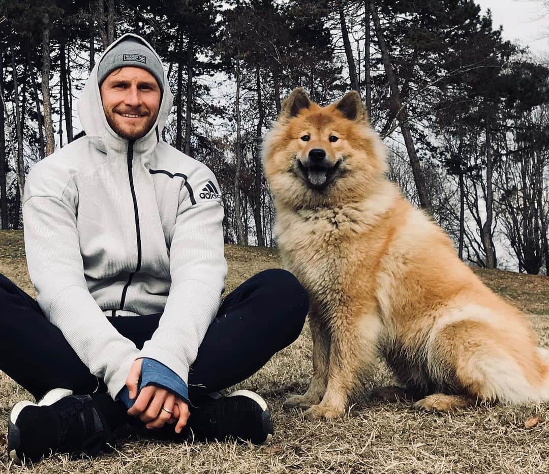 ベネディクト・ヘーヴェデスのインスタグラム：「🐕」