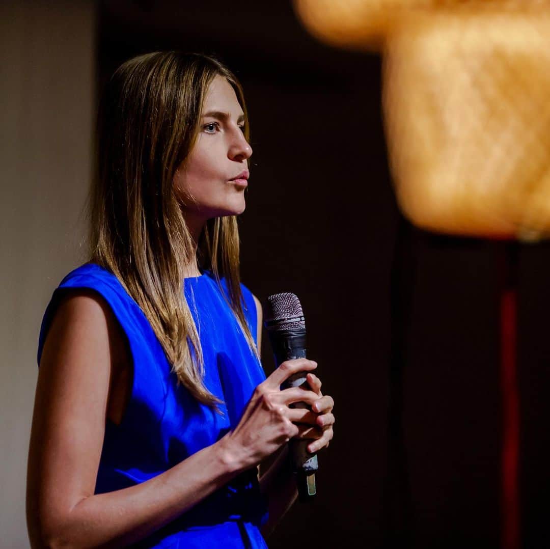 キャメロン・ラッセルのインスタグラム：「Model activist @renee.elizabethpeters on the urgency of addressing the climate crisis. // Model Mafia organized @modelactivist in New York, London, Paris, Shanghai, San Francisco, Berlin, Barcelona, Madrid, Melbourne, Dublin, Athens, and Milan to join 4 million people around the world on #climatestrike, and take part in what we now know was the largest climate action in history. But we didn’t stop there. From coordinating a social media strike in partnership with sustainable consultancy The Slow Factory, to organizing rallies during fashion week, to sign-making, to a teach-in at @arcadiaearth, where members of our community spoke about how climate-change has effected their homelands. We hope our participation can help to raise the visibility of the powerful ongoing youth led strikes and raise the ambitions of our industry colleagues and leaders. #climatejustice #fashionforourfuture (ph @markabramsonphoto)」
