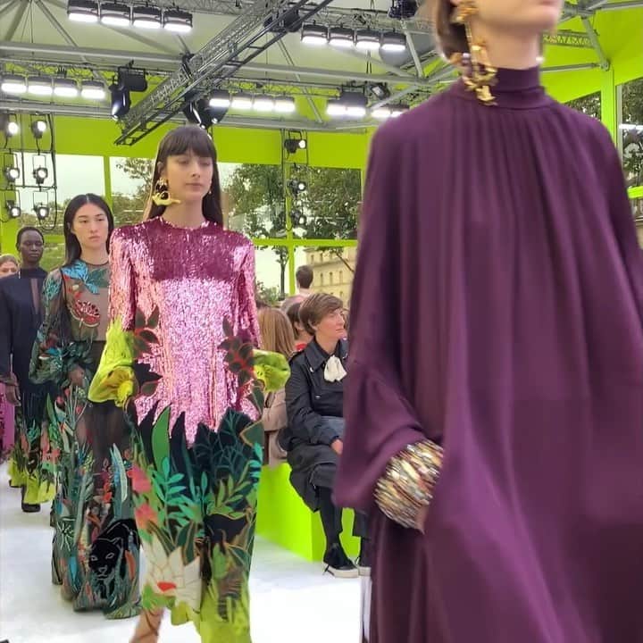 のインスタグラム：「ショーが終わった瞬間、「今すぐネオンカラーの何かを買いに行かねば！」という衝動に駆られました。ヴァレンティノのランウェイ、会場の内側はご覧のようにネオンイエローに彩られていたのですが、こういうことだったのですね！ 序盤は白い服に、ゴールドのアクセサリーとメイクアップ（これ、モデルさんによって少しずつ違うのですが、すごく可愛いのでチェックしてみてください！）。そこに突如現れるネオンカラーが鮮烈な印象を残します。ジャングルムードのモンキー柄や、フェザー使いも素晴らしい。（冬もまだ来ていないのですが）早く暖かくなってこの服を着たい！という気持ちにさせられました。 #valentino #spur #pfw20ss #thebestrunways2020ss #SPUR編集O @maisonvalentino」