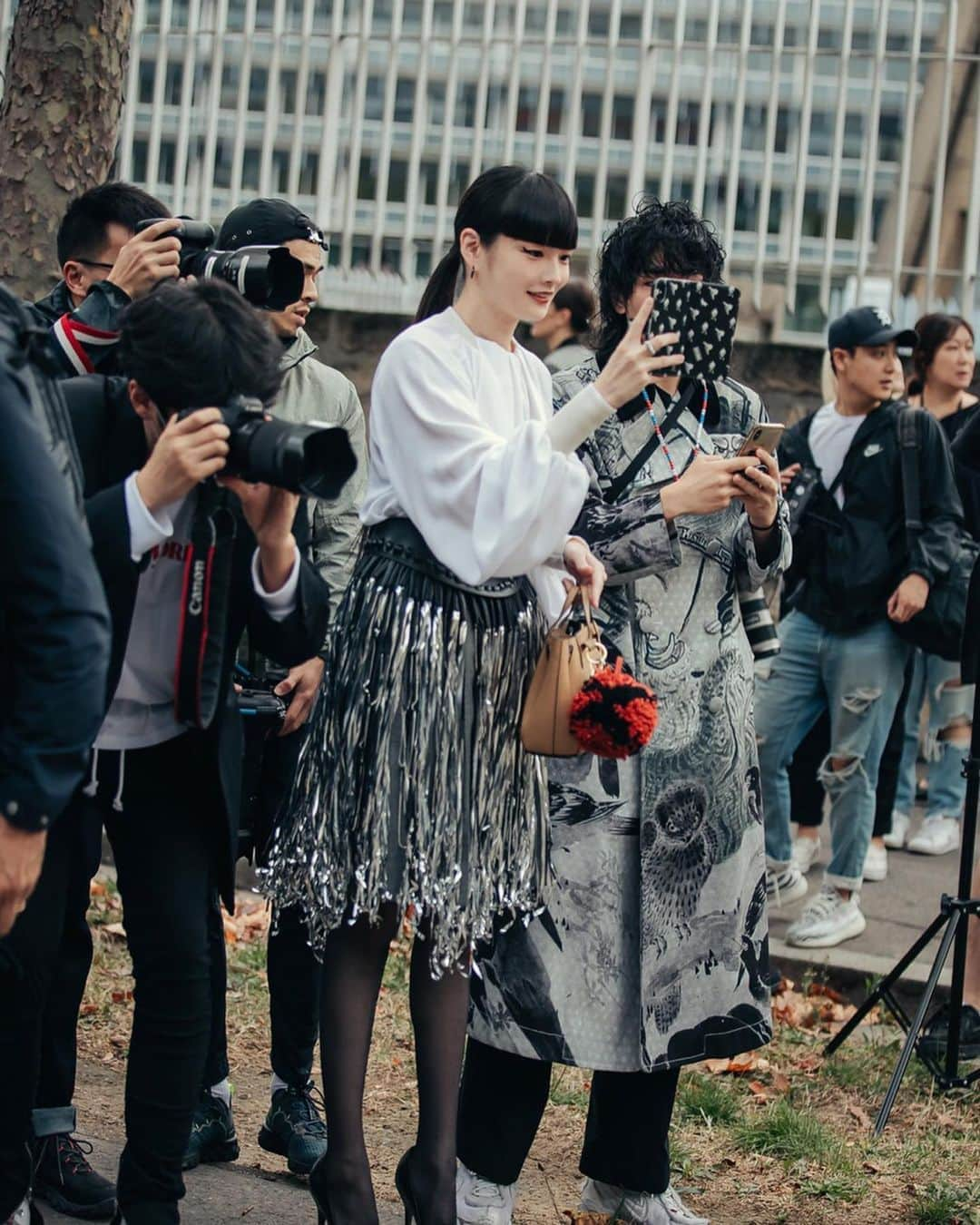 秋元梢さんのインスタグラム写真 - (秋元梢Instagram)「👧🏻💖👩🏻👋🏻 #loewe #pfw #梢が撮るエマ子がかわいい #姉ってより母的な」9月30日 2時40分 - akimoto_kozue