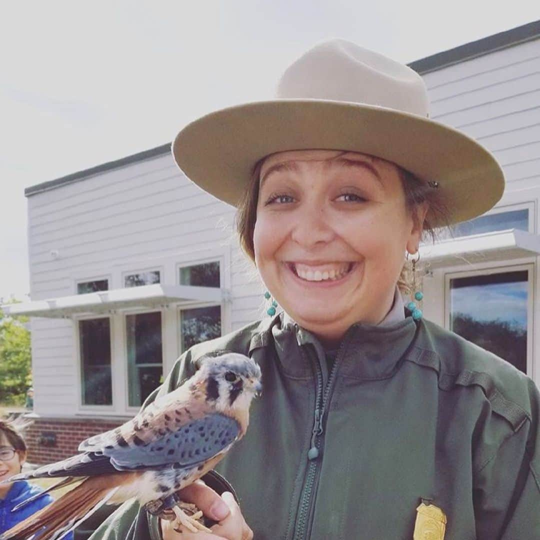 エイディー・ブライアントさんのインスタグラム写真 - (エイディー・ブライアントInstagram)「last night on @nbcsnl you got to sneak a little peek at one of my favorite people audrey aka @celestialwilderness aka my dresser for the last seven years! I just adore this woman and she has helped me pull pants on in the dark, become a chicken, a teacher, a dinosaur and always helps me feel confident to get up there and do it. BY DAY she is a real deal park ranger teaching kids about protecting the wilderness and on Saturday nights I get to have her by my side. And for many many years her lovely mother vicki jo has been kenan’s dresser! This is a family affair and I just love audrey! Our crew makes it all happen. 💕🌱💕」9月30日 2時48分 - aidybryant