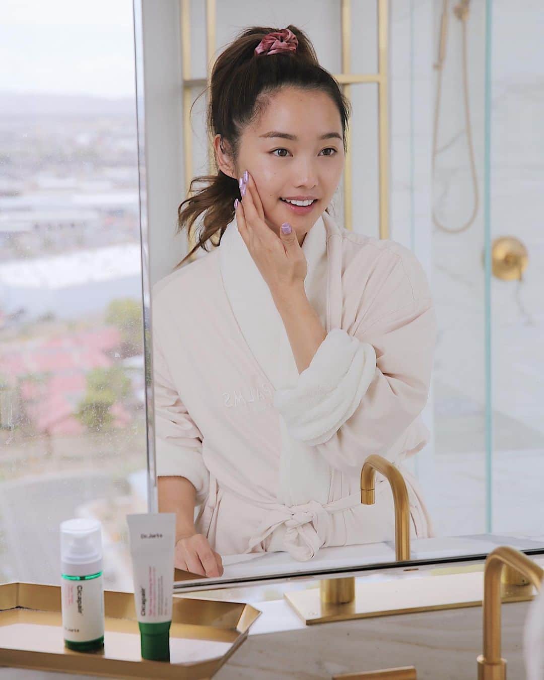 Jenn Imさんのインスタグラム写真 - (Jenn ImInstagram)「What happens in Vegas, stays in your pores for about a week 🤦🏻‍♀️ That’s why @DrJart’s new Cicapair collection is a total lifesaver.  I love their Tiger Grass Calming Mist + Calming Gel Cream because it helps promote skin regeneration and decrease sensitivity with intense hydration 💧✨Check them out at @Sephora! #Drjart #cicarescue #ad」9月30日 2時58分 - imjennim