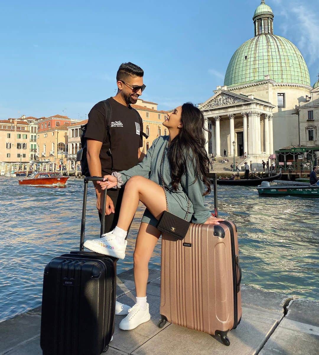 laurag_143のインスタグラム：「Venice was super ka-ute 🥰 BUT not as KA-UTE as my Fiancé 😻😻😻#theadventurecontinues ✈️」