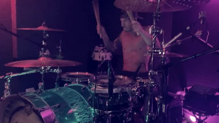 ジョシュ・ダンのインスタグラム：「love to play our songs on the road and at home. this time at home but going to be on the road very soon. also always playing our songs with laser eyes.」