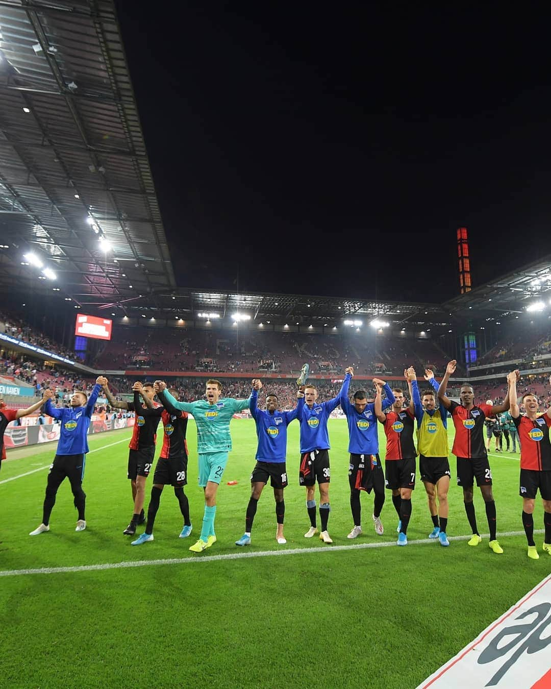 ルネ・ヤーステインのインスタグラム：「First, thank you all for the nice birthday wishes🙏 Fantastic to celebrate with 3 points in Köln!! So happy now!🔵⚪😁 #hahohe  #teamspirit」