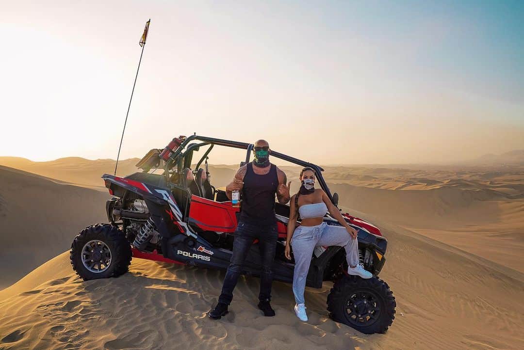 Aylen Aのインスタグラム：「Drove it like we stole it 🏎 Luckily there’s no checkpoints in the desert. 🚔 #RideOrDie 👫」