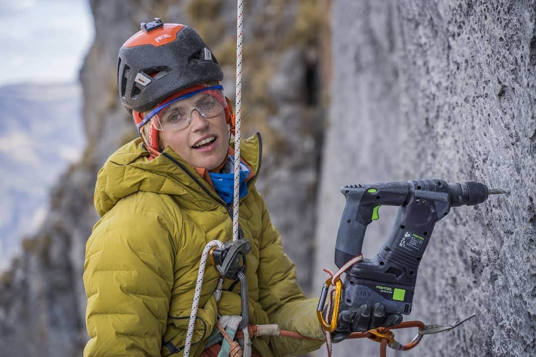 シャーロット・デュリフのインスタグラム：「The "joy" of working (aka. bolting and everything that goes with it, but also climbing) at high altitude - 4800m/15700ft... well it's exhausting!  It's colder, you can't go as fast as you'd want and your body is wrecked by doing much less than usual, which can be a bit frustrating! But it's all part of this awesome game and @joshlrsn and I love to play it!  If I had seen my face on this photo 📷 when @jan_novak_photography took it on our first day bolting our multipitch, minutes before I told him "oh I'm not feeling good, my belly hurts"... maybe I would have calmed my rythm a bit which would have saved me from vomiting on the wall 100m above the ground 🤢 ah! always learning new things in so many ways! . @mountainhardwear @petzl_official @eb_climbing @volxholds @luxov_connect」
