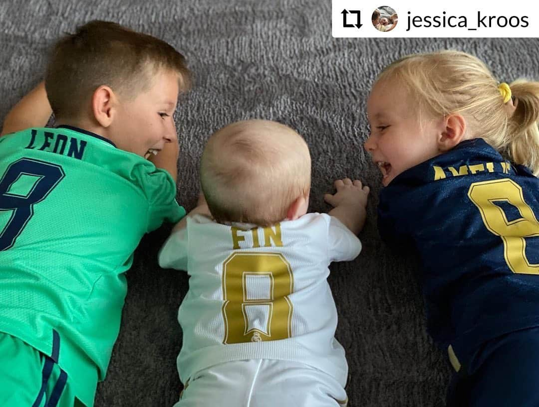 トニ・クロースさんのインスタグラム写真 - (トニ・クロースInstagram)「❤️❤️❤️ danke ✌🏼 #Repost @jessica_kroos: ⠀ Deine größten Fans ❤️⚽️❤️ @toni.kr8s⠀ ⠀ Und immer an deiner Seite. ⠀ ⠀」9月30日 4時47分 - toni.kr8s