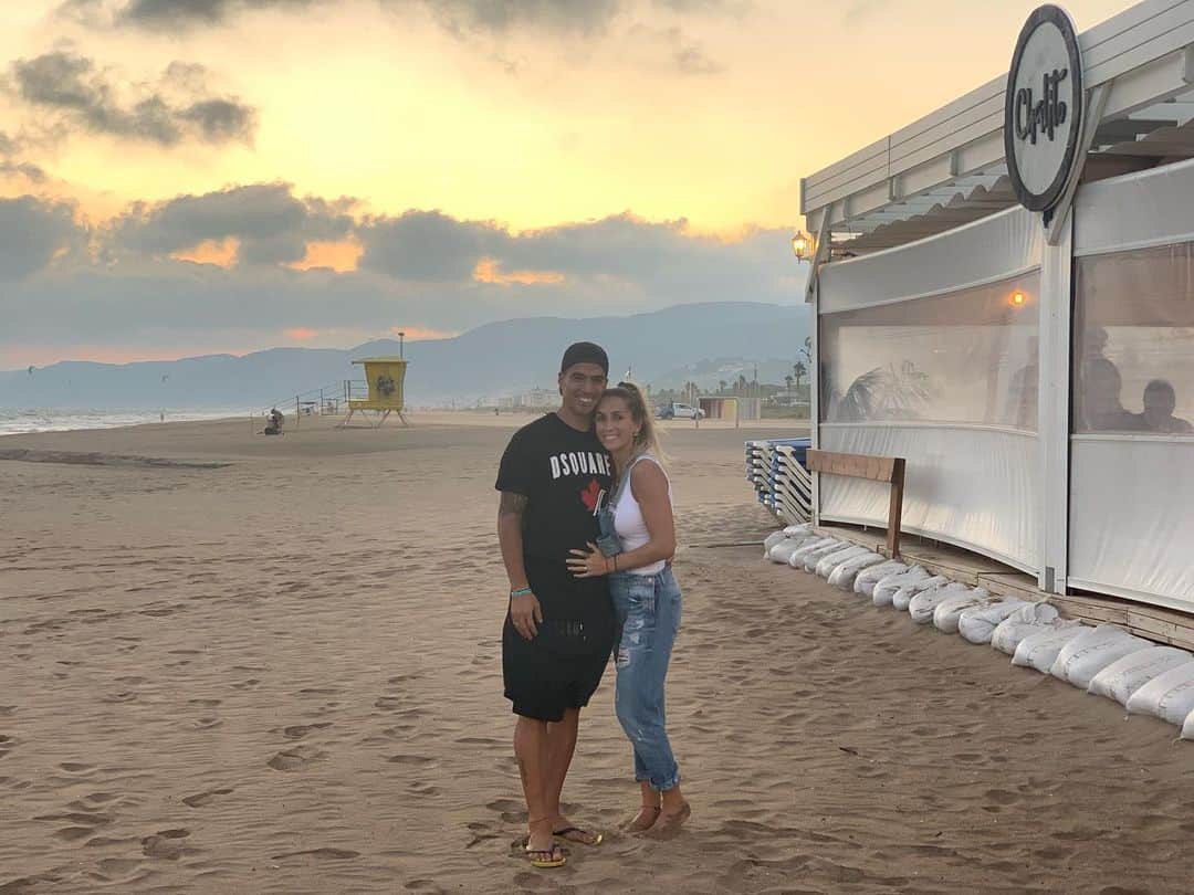 ソフィア・バルビのインスタグラム：「Y por este año se terminan los atardeceres en @chiringuitochalito 🏖 @luissuarez9」