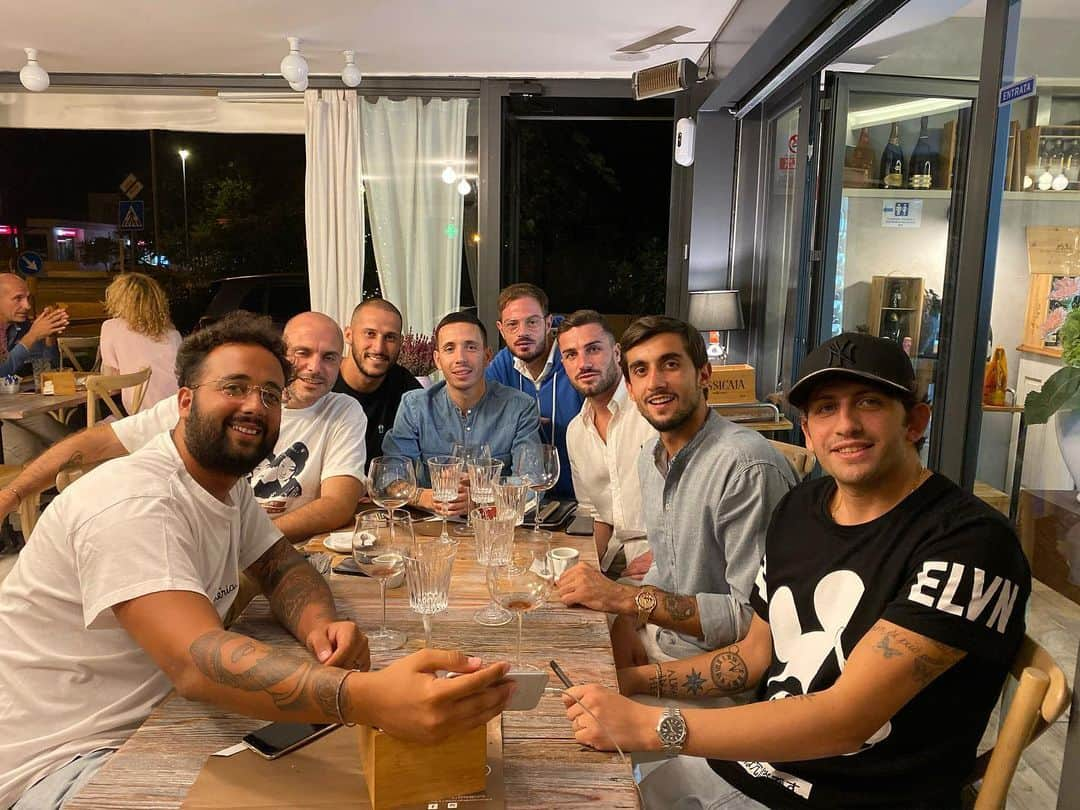 マッティア・ペリンさんのインスタグラム写真 - (マッティア・ペリンInstagram)「8 amici al bar. ☕️」9月30日 5時30分 - mattiaperin