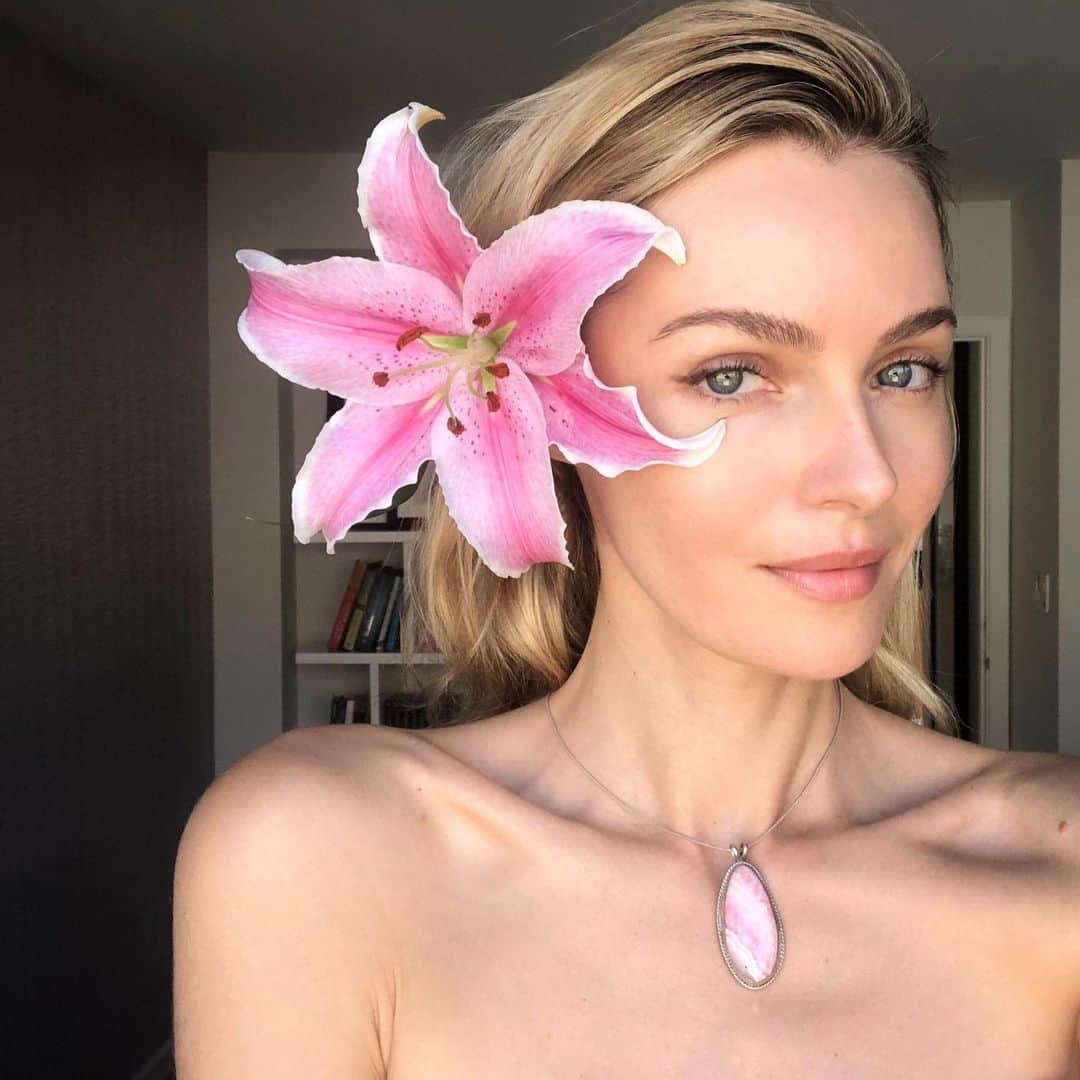 ヴァレンティナ・ゼリャヴァのインスタグラム：「Flower affair 💋」